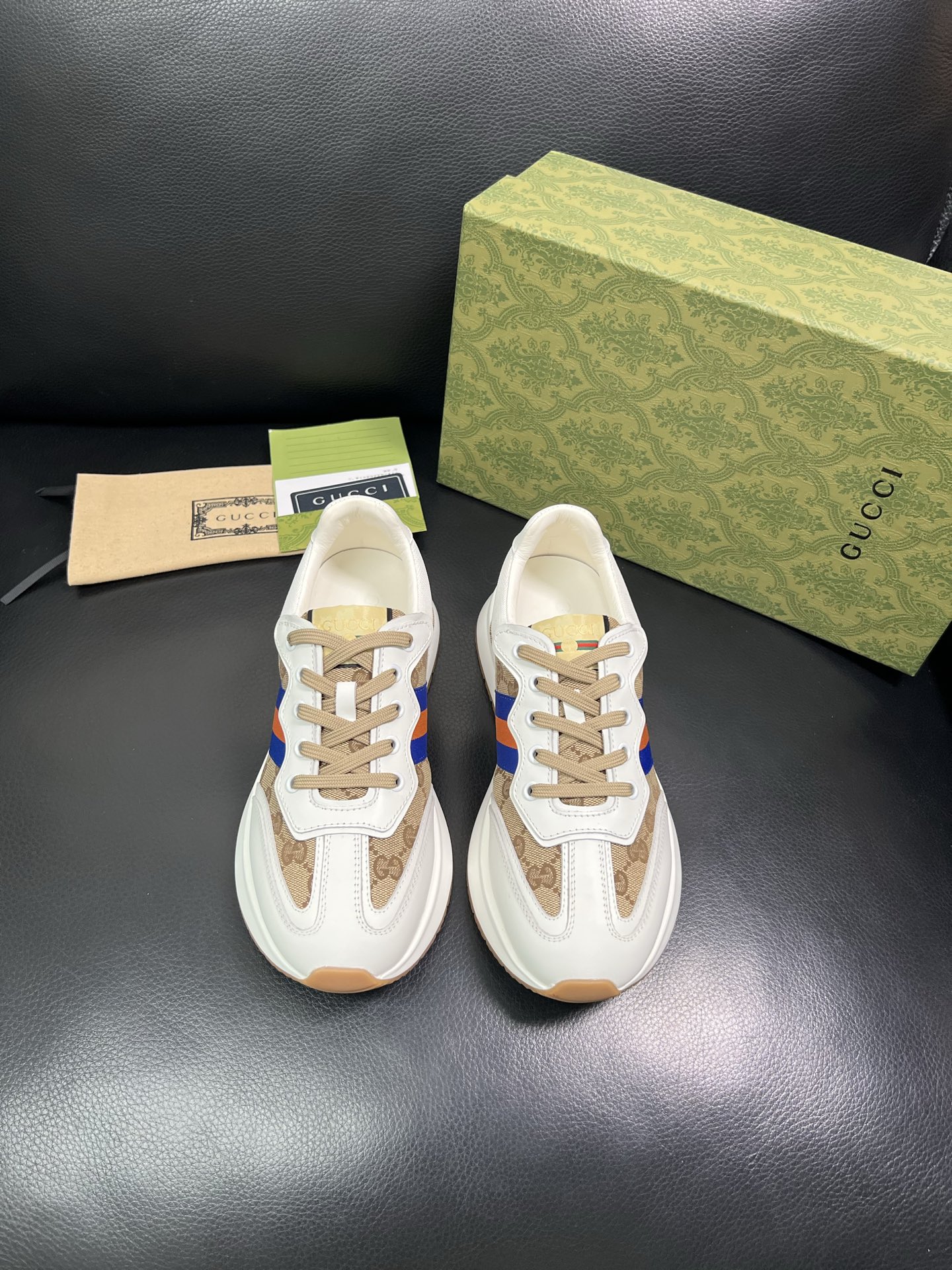 Gucci 顶级代购 古奇专柜新款，原厂配置意大利进口牛皮搭配印花布面料，进口牛皮内里垫，透气舒适，鞋底