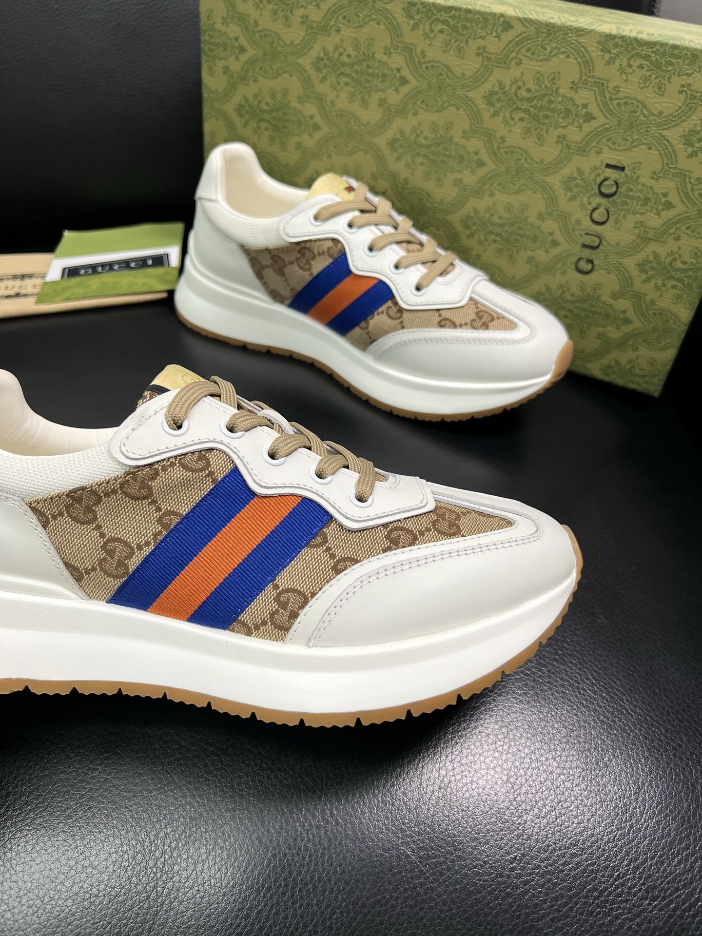 Gucci 顶级代购 古奇专柜新款，原厂配置意大利进口牛皮搭配印花布面料，进口牛皮内里垫，透气舒适，鞋底