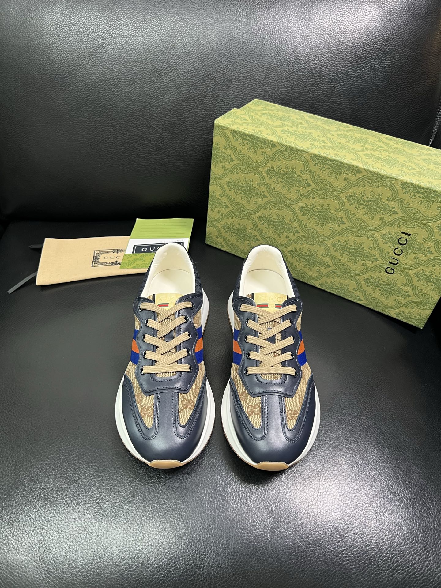 Gucci 顶级代购 古奇专柜新款，原厂配置意大利进口牛皮搭配印花布面料，进口牛皮内里垫，透气舒适，鞋底