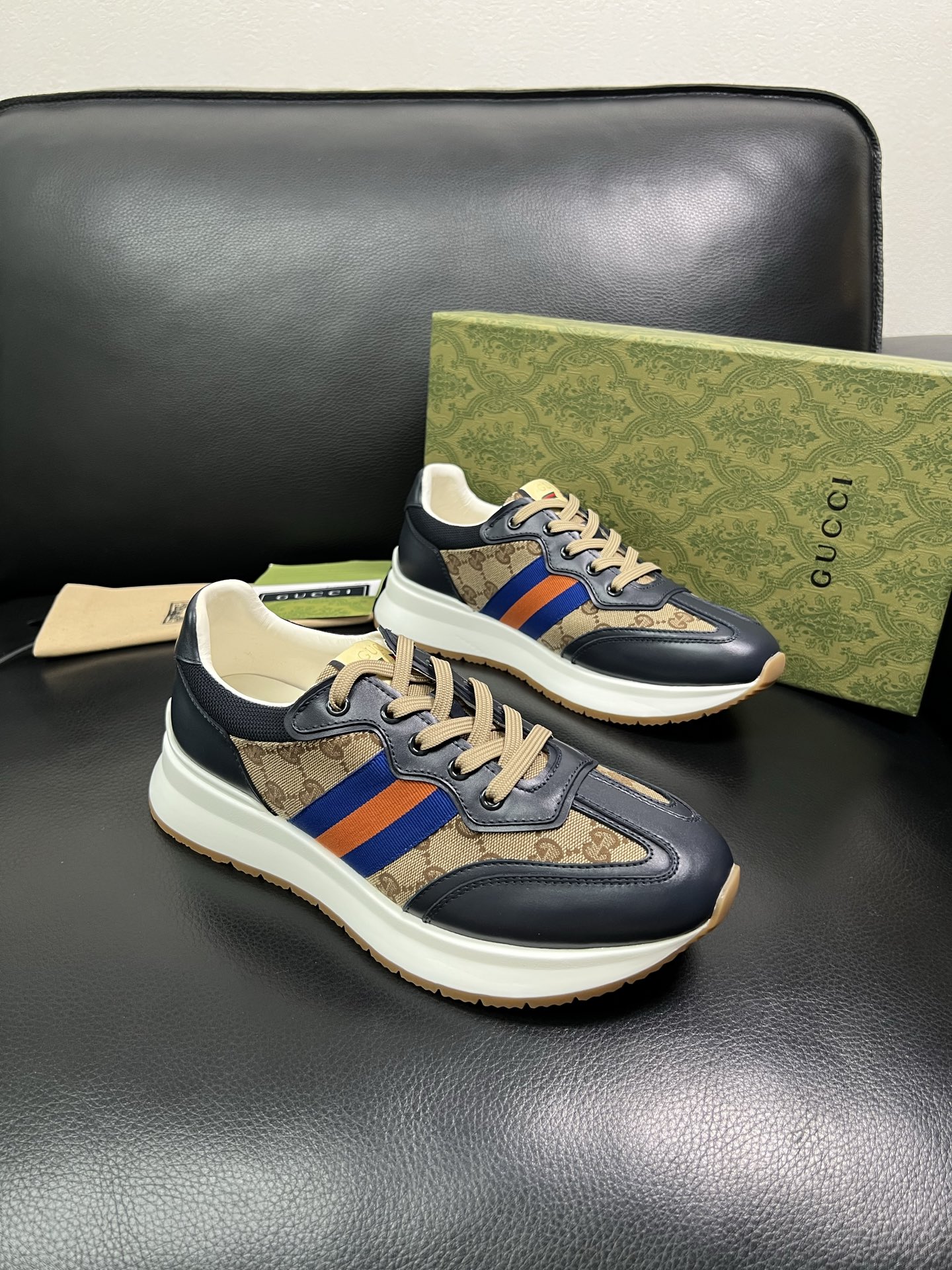 Gucci 顶级代购 古奇专柜新款，原厂配置意大利进口牛皮搭配印花布面料，进口牛皮内里垫，透气舒适，鞋底