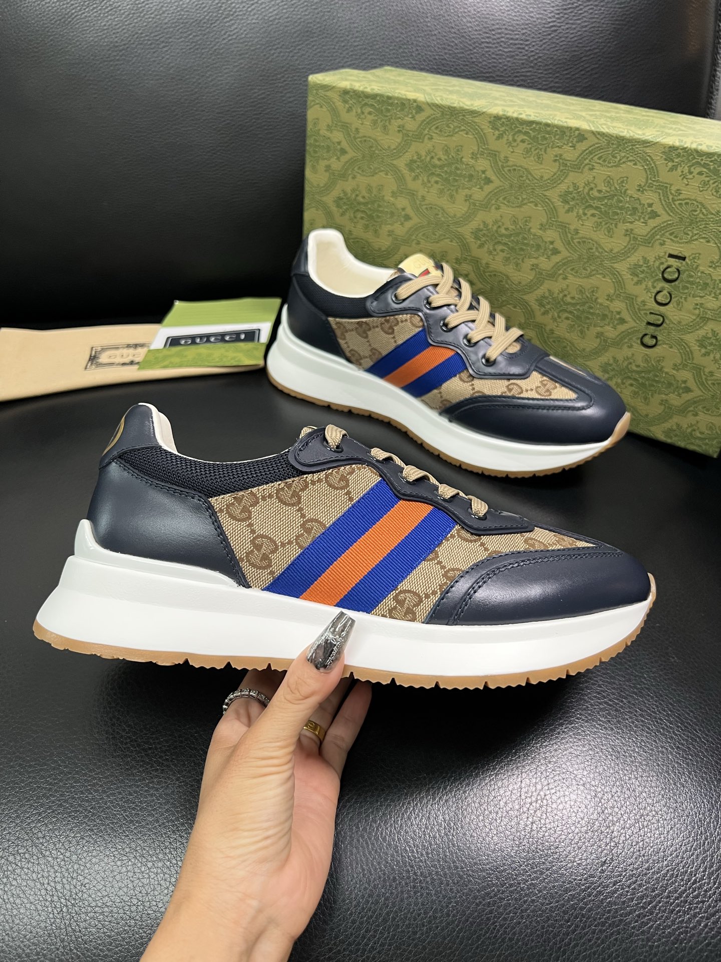 Gucci 顶级代购 古奇专柜新款，原厂配置意大利进口牛皮搭配印花布面料，进口牛皮内里垫，透气舒适，鞋底