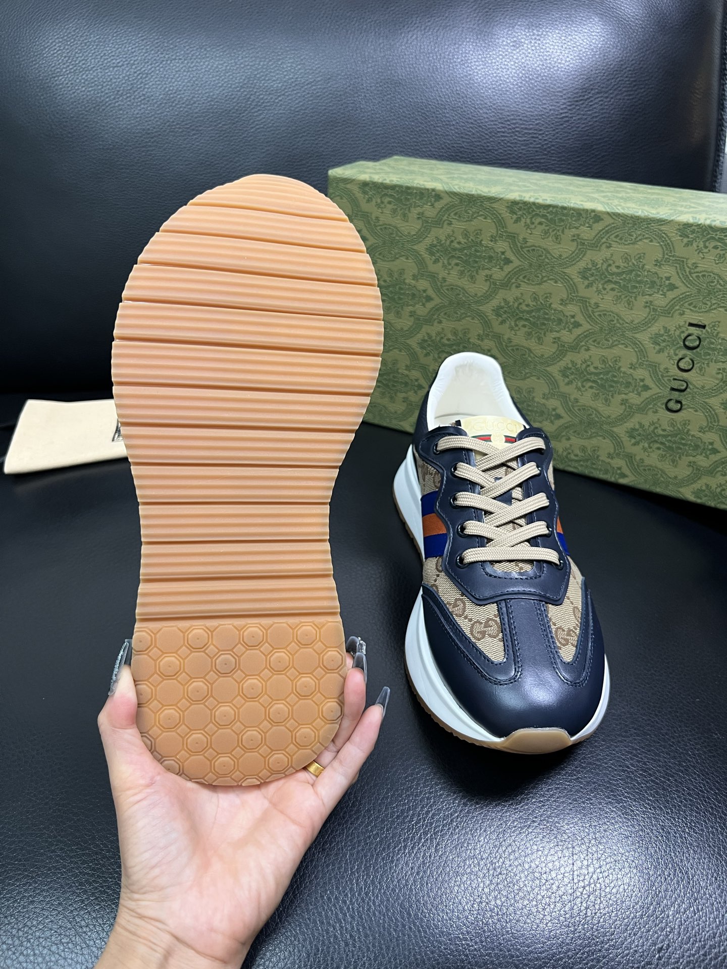 Gucci 顶级代购 古奇专柜新款，原厂配置意大利进口牛皮搭配印花布面料，进口牛皮内里垫，透气舒适，鞋底