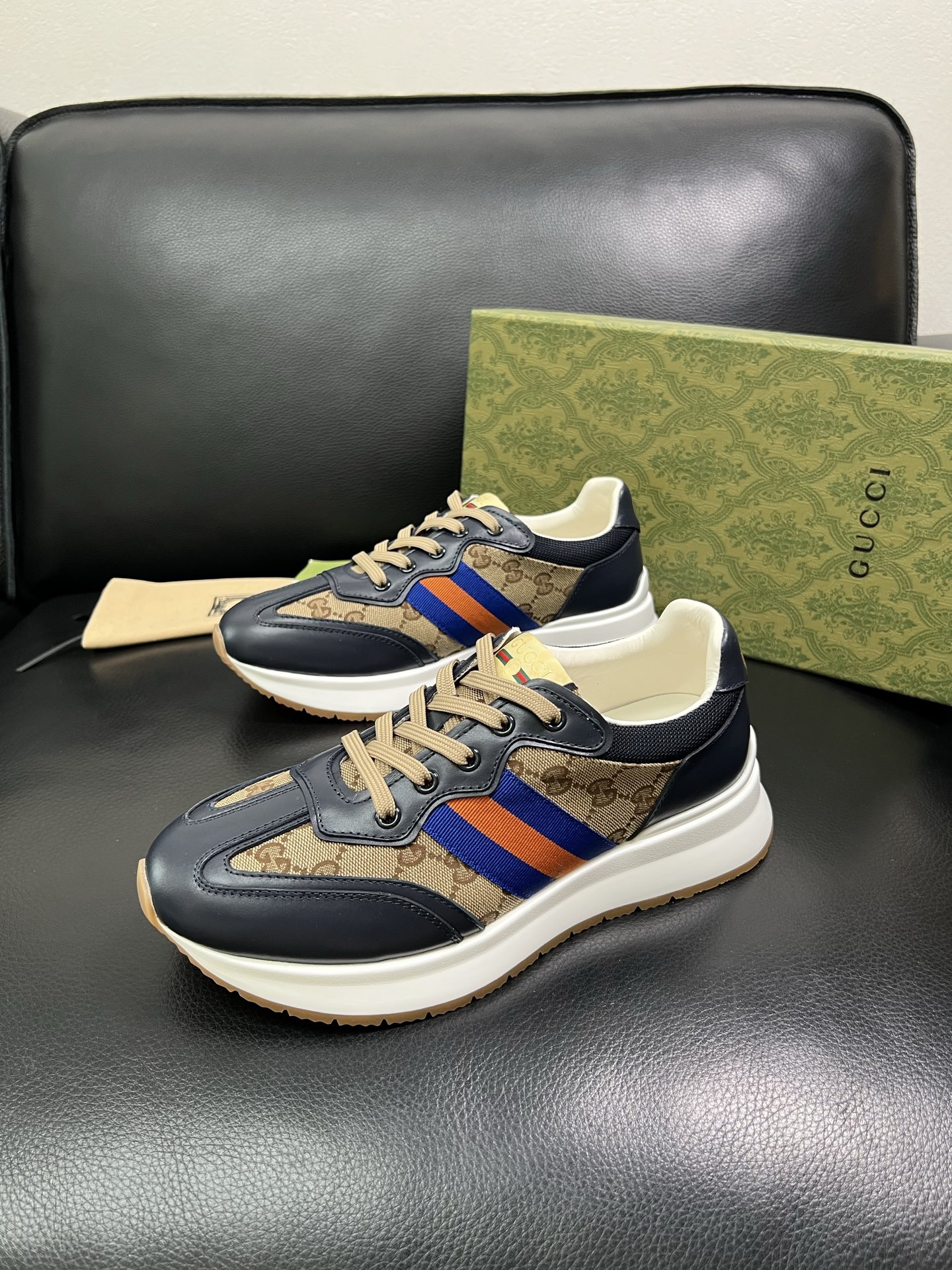 Gucci 顶级代购 古奇专柜新款，原厂配置意大利进口牛皮搭配印花布面料，进口牛皮内里垫，透气舒适，鞋底