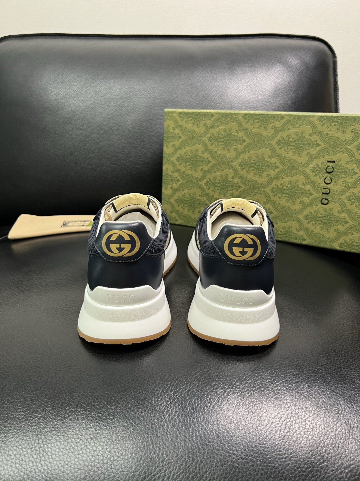 Gucci 顶级代购 古奇专柜新款，原厂配置意大利进口牛皮搭配印花布面料，进口牛皮内里垫，透气舒适，鞋底