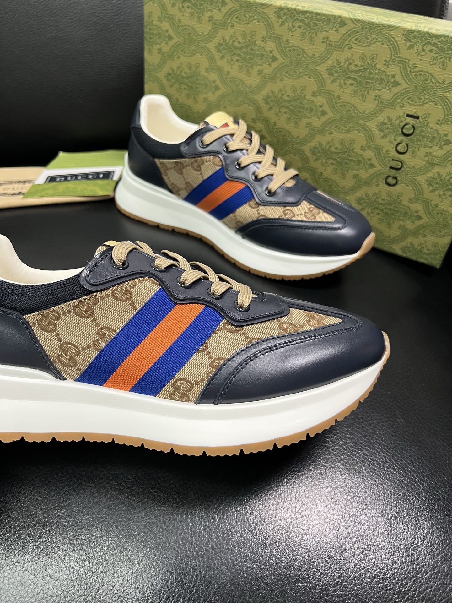 Gucci 顶级代购 古奇专柜新款，原厂配置意大利进口牛皮搭配印花布面料，进口牛皮内里垫，透气舒适，鞋底
