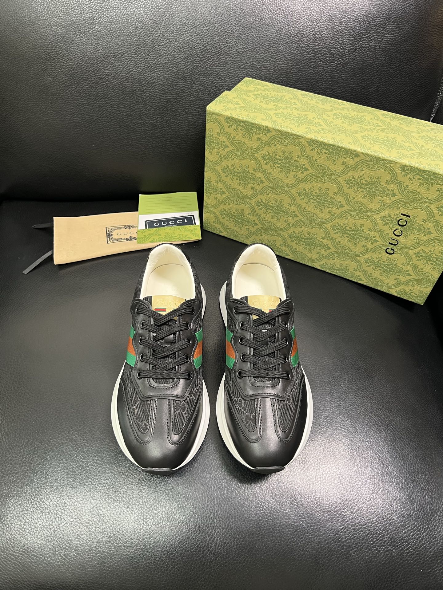 Gucci 顶级代购 古奇专柜新款，原厂配置意大利进口牛皮搭配印花布面料，进口牛皮内里垫，透气舒适，鞋底
