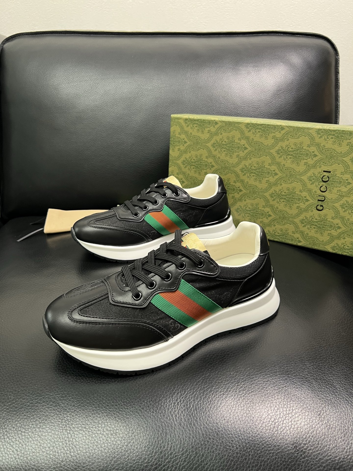 Gucci 顶级代购 古奇专柜新款，原厂配置意大利进口牛皮搭配印花布面料，进口牛皮内里垫，透气舒适，鞋底