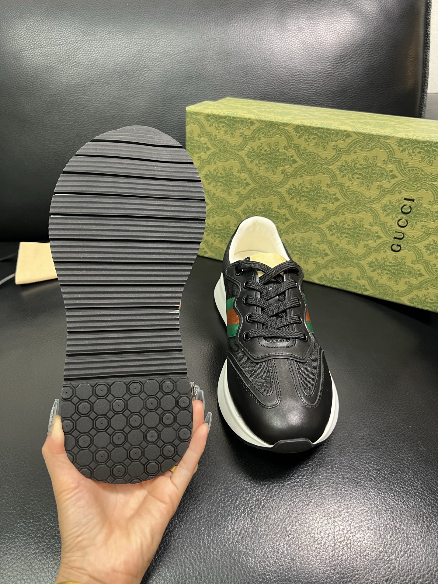 Gucci 顶级代购 古奇专柜新款，原厂配置意大利进口牛皮搭配印花布面料，进口牛皮内里垫，透气舒适，鞋底