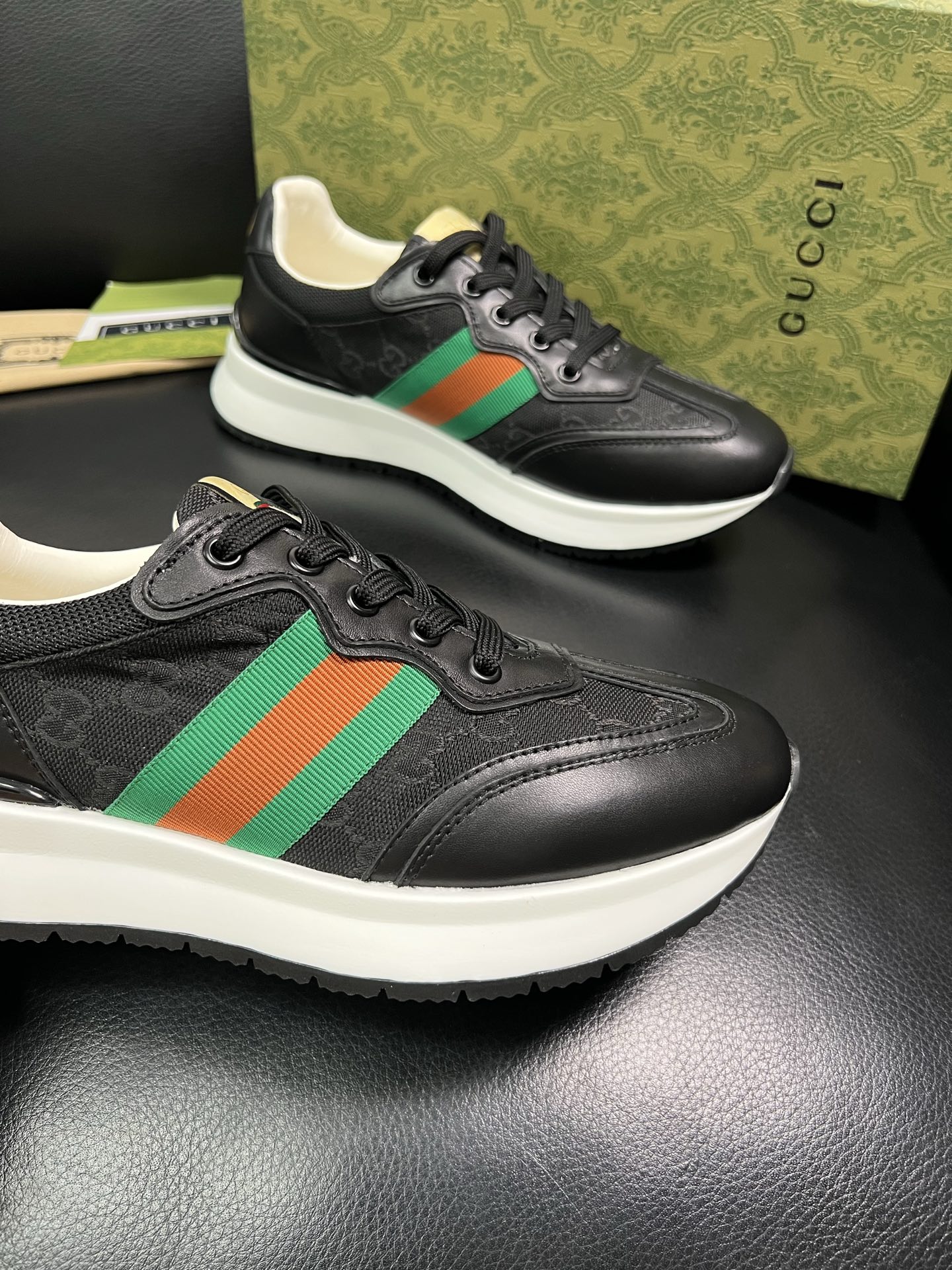 Gucci 顶级代购 古奇专柜新款，原厂配置意大利进口牛皮搭配印花布面料，进口牛皮内里垫，透气舒适，鞋底