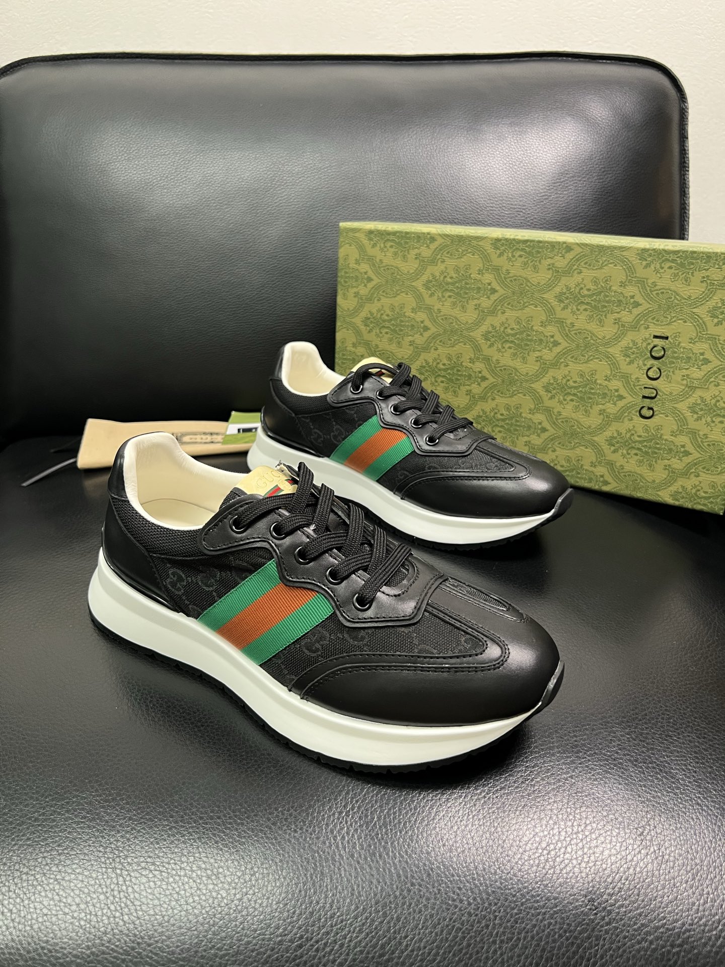 Gucci 顶级代购 古奇专柜新款，原厂配置意大利进口牛皮搭配印花布面料，进口牛皮内里垫，透气舒适，鞋底