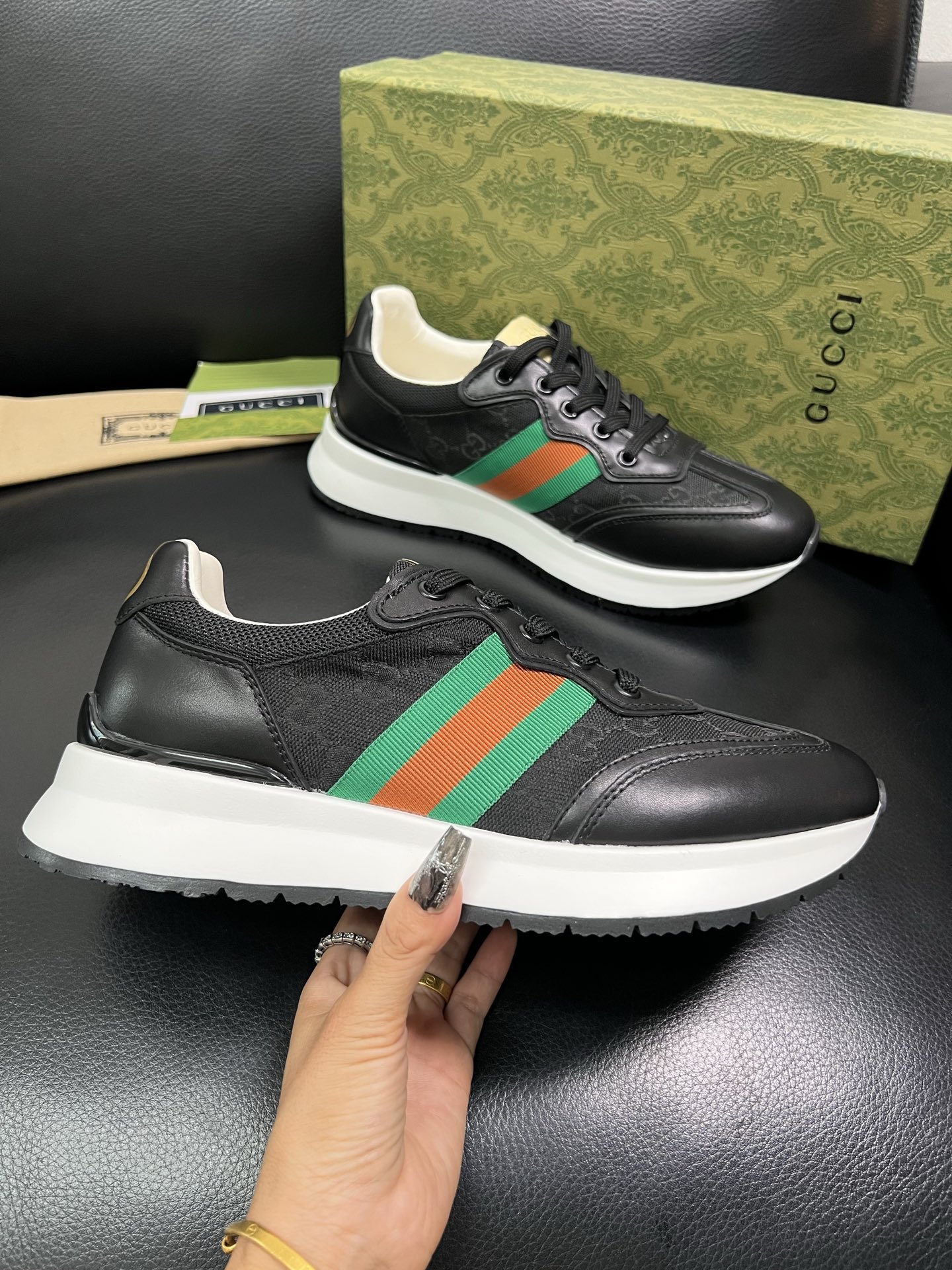 Gucci 顶级代购 古奇专柜新款，原厂配置意大利进口牛皮搭配印花布面料，进口牛皮内里垫，透气舒适，鞋底