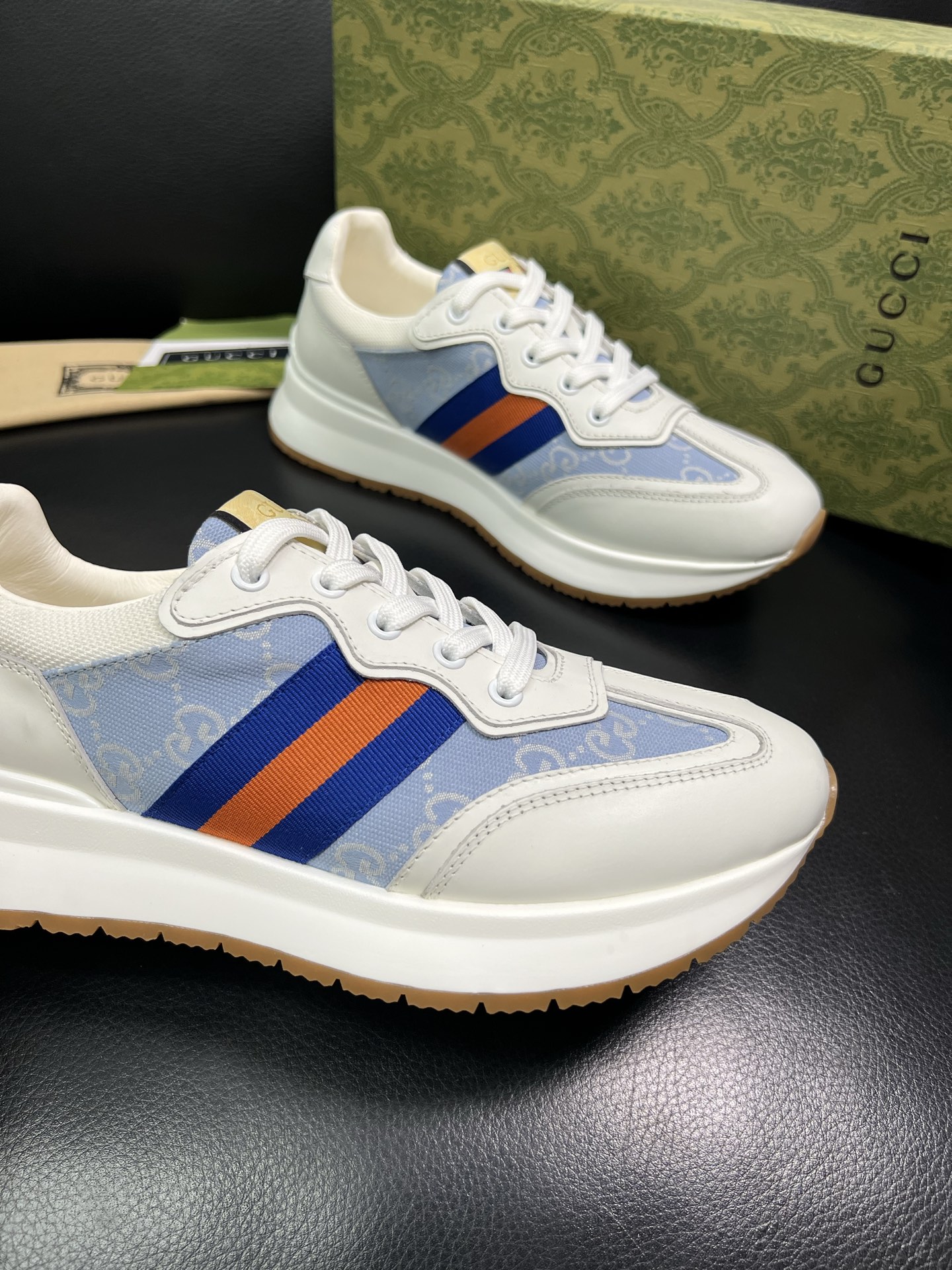 Gucci 顶级代购 古奇专柜新款，原厂配置意大利进口牛皮搭配印花布面料，进口牛皮内里垫，透气舒适，鞋底