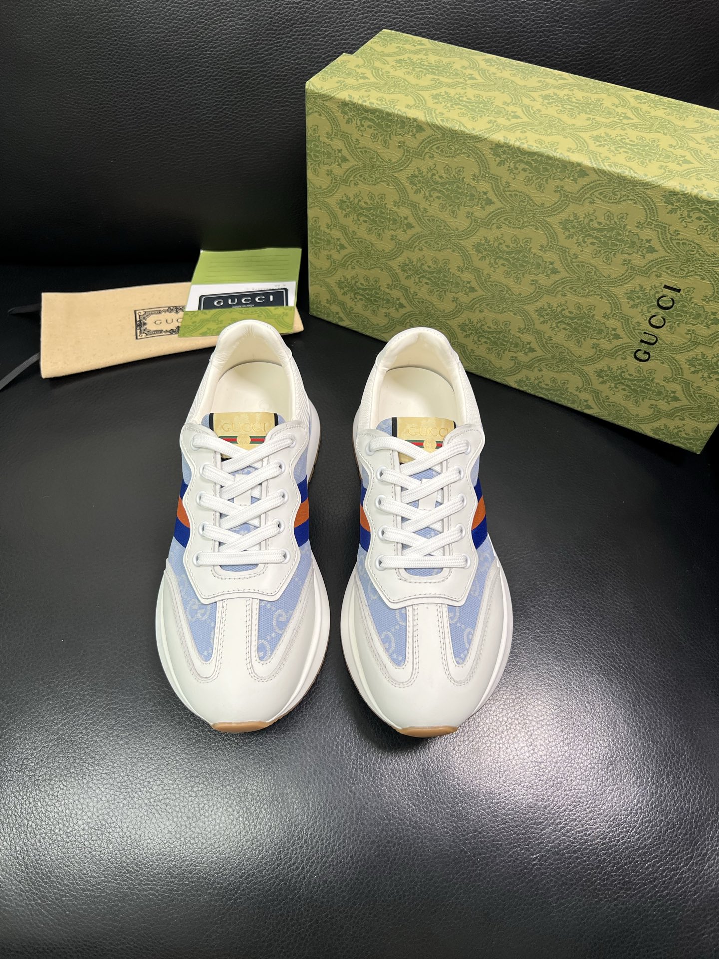 Gucci 顶级代购 古奇专柜新款，原厂配置意大利进口牛皮搭配印花布面料，进口牛皮内里垫，透气舒适，鞋底