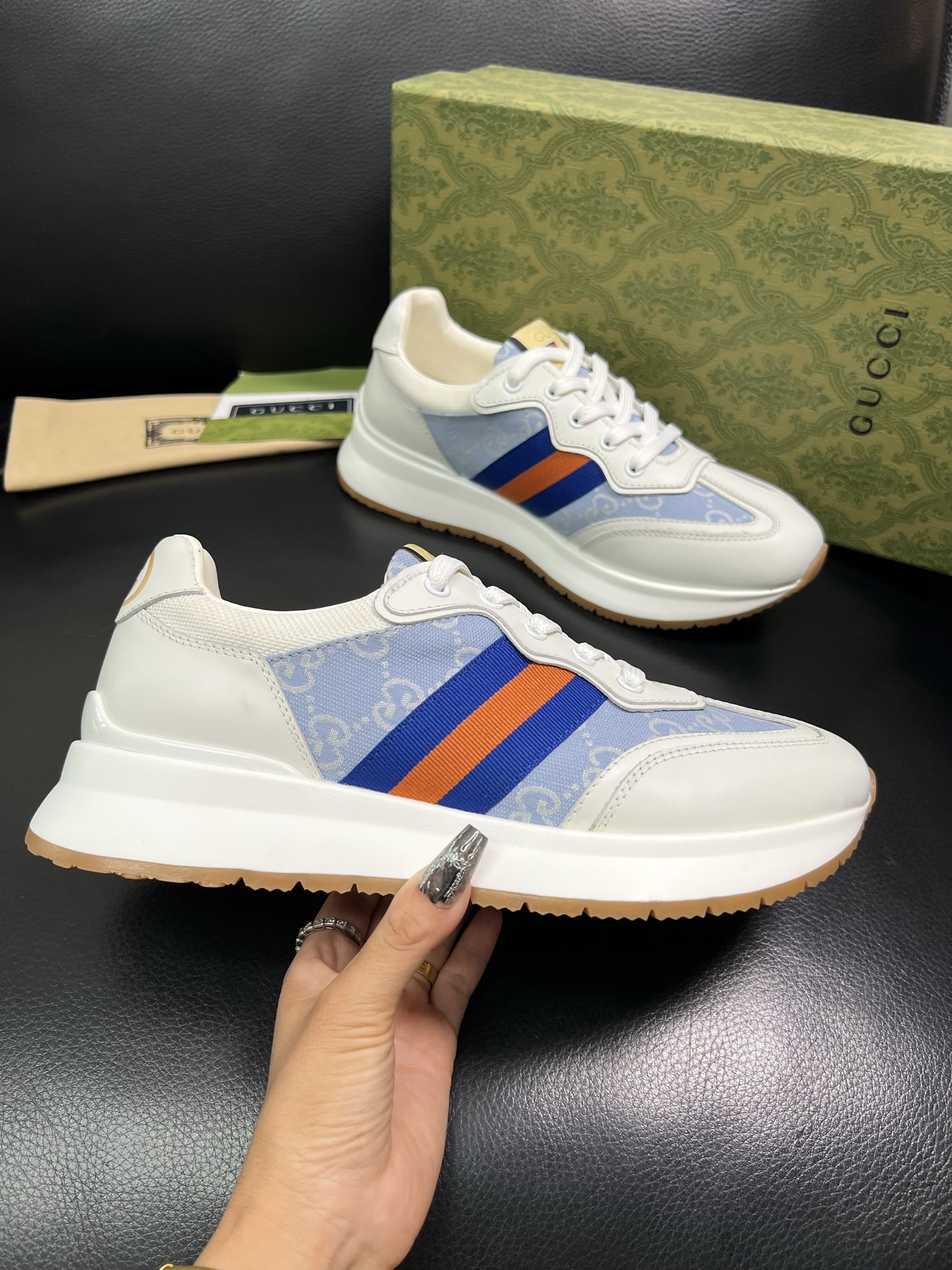 Gucci 顶级代购 古奇专柜新款，原厂配置意大利进口牛皮搭配印花布面料，进口牛皮内里垫，透气舒适，鞋底
