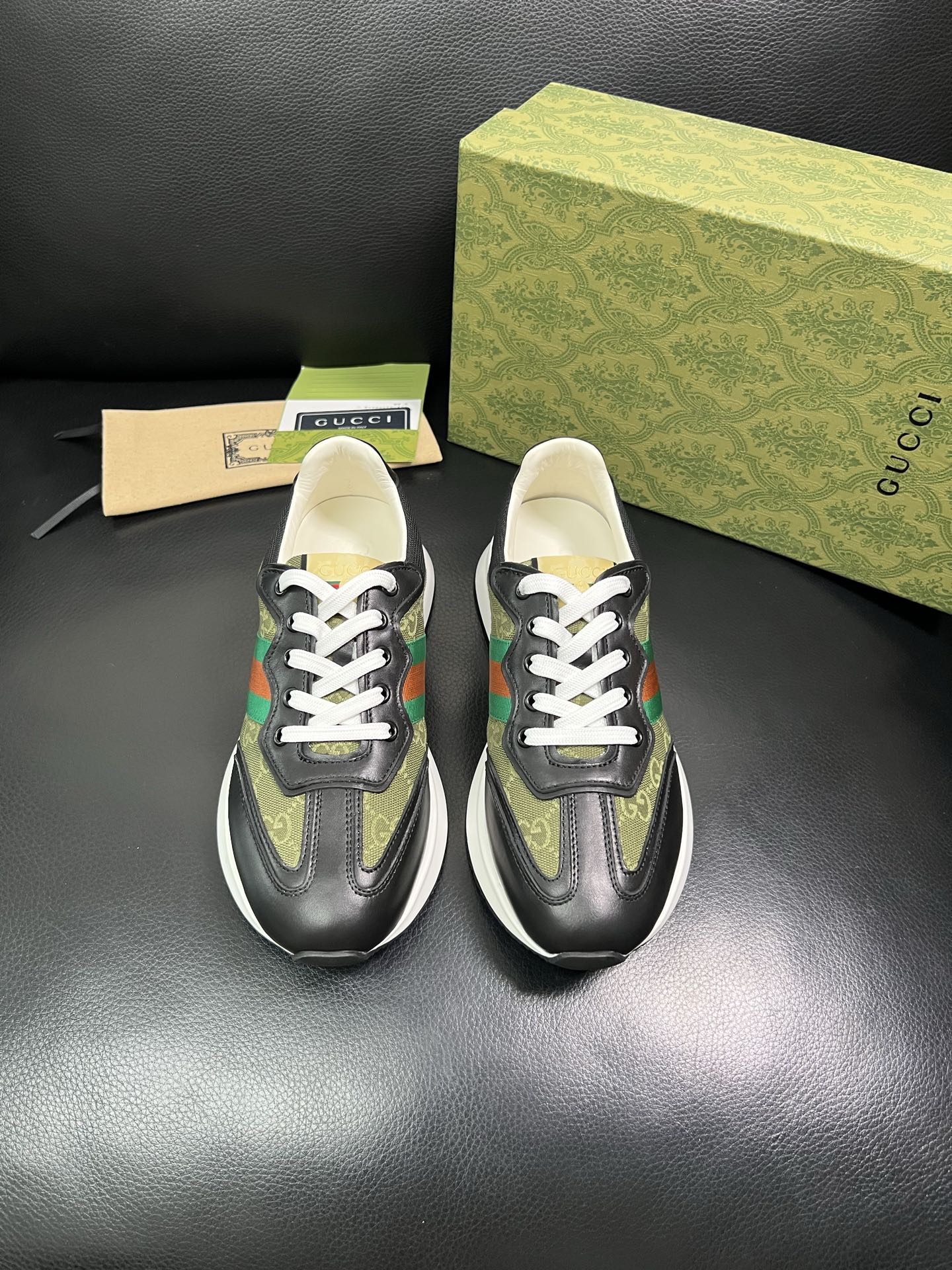 Gucci 顶级代购 古奇专柜新款，原厂配置意大利进口牛皮搭配印花布面料，进口牛皮内里垫，透气舒适，鞋底