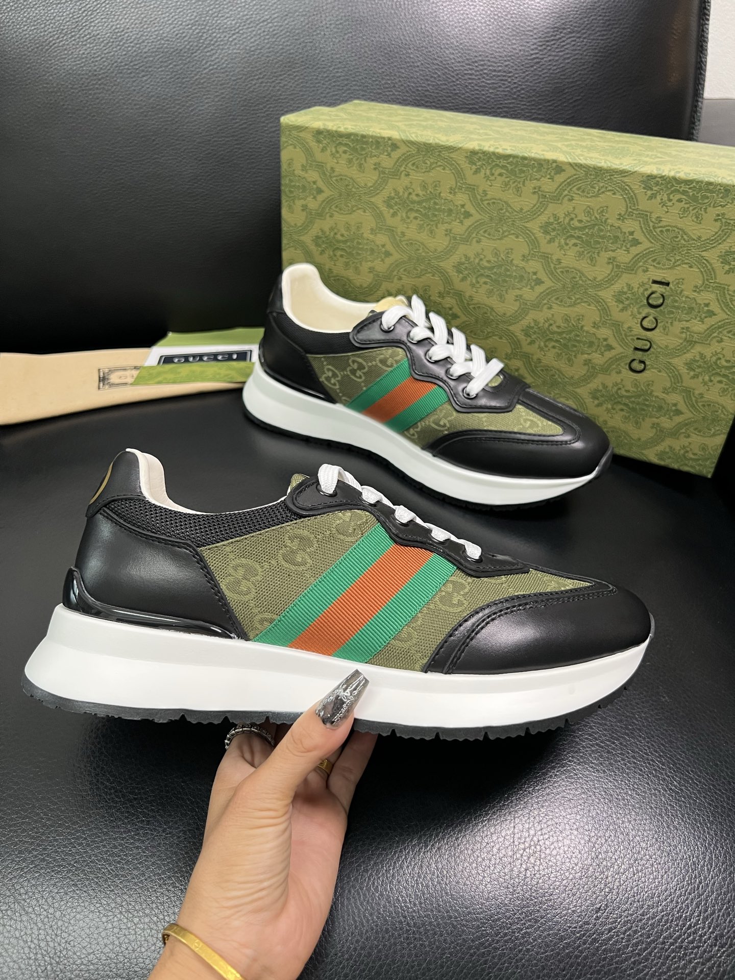 Gucci 顶级代购 古奇专柜新款，原厂配置意大利进口牛皮搭配印花布面料，进口牛皮内里垫，透气舒适，鞋底