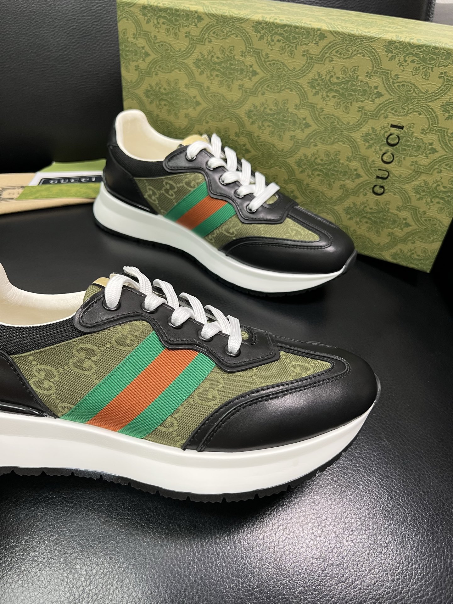 Gucci 顶级代购 古奇专柜新款，原厂配置意大利进口牛皮搭配印花布面料，进口牛皮内里垫，透气舒适，鞋底