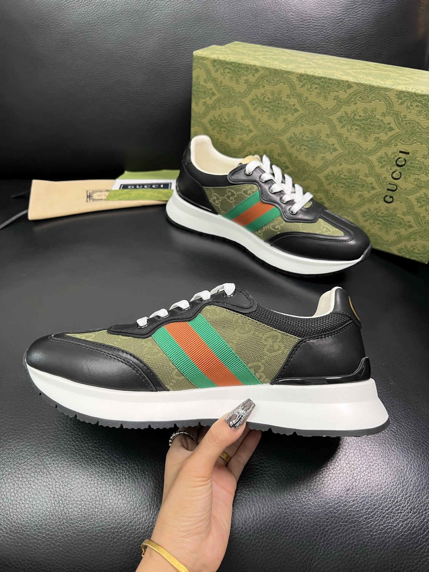 Gucci 顶级代购 古奇专柜新款，原厂配置意大利进口牛皮搭配印花布面料，进口牛皮内里垫，透气舒适，鞋底