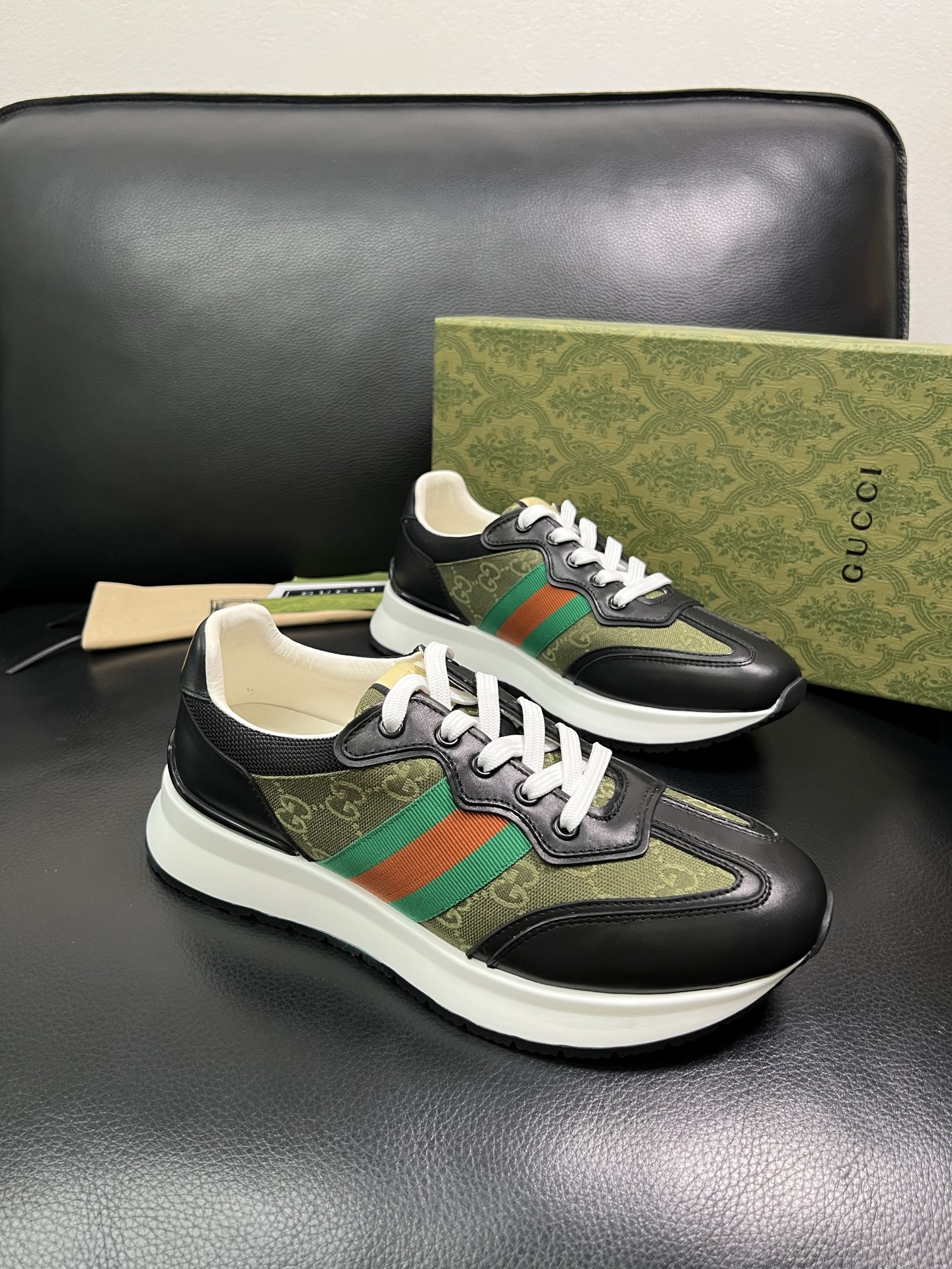 Gucci 顶级代购 古奇专柜新款，原厂配置意大利进口牛皮搭配印花布面料，进口牛皮内里垫，透气舒适，鞋底