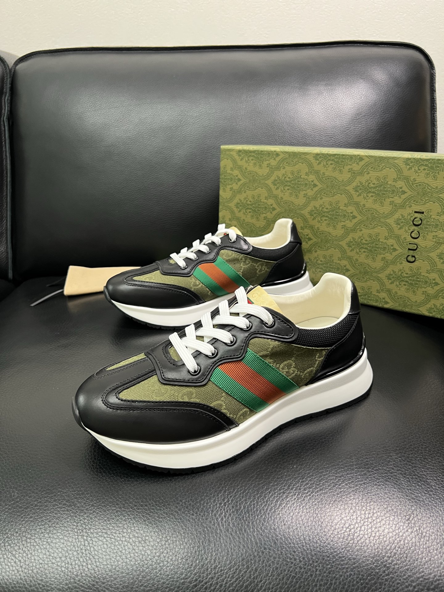 Gucci 顶级代购 古奇专柜新款，原厂配置意大利进口牛皮搭配印花布面料，进口牛皮内里垫，透气舒适，鞋底