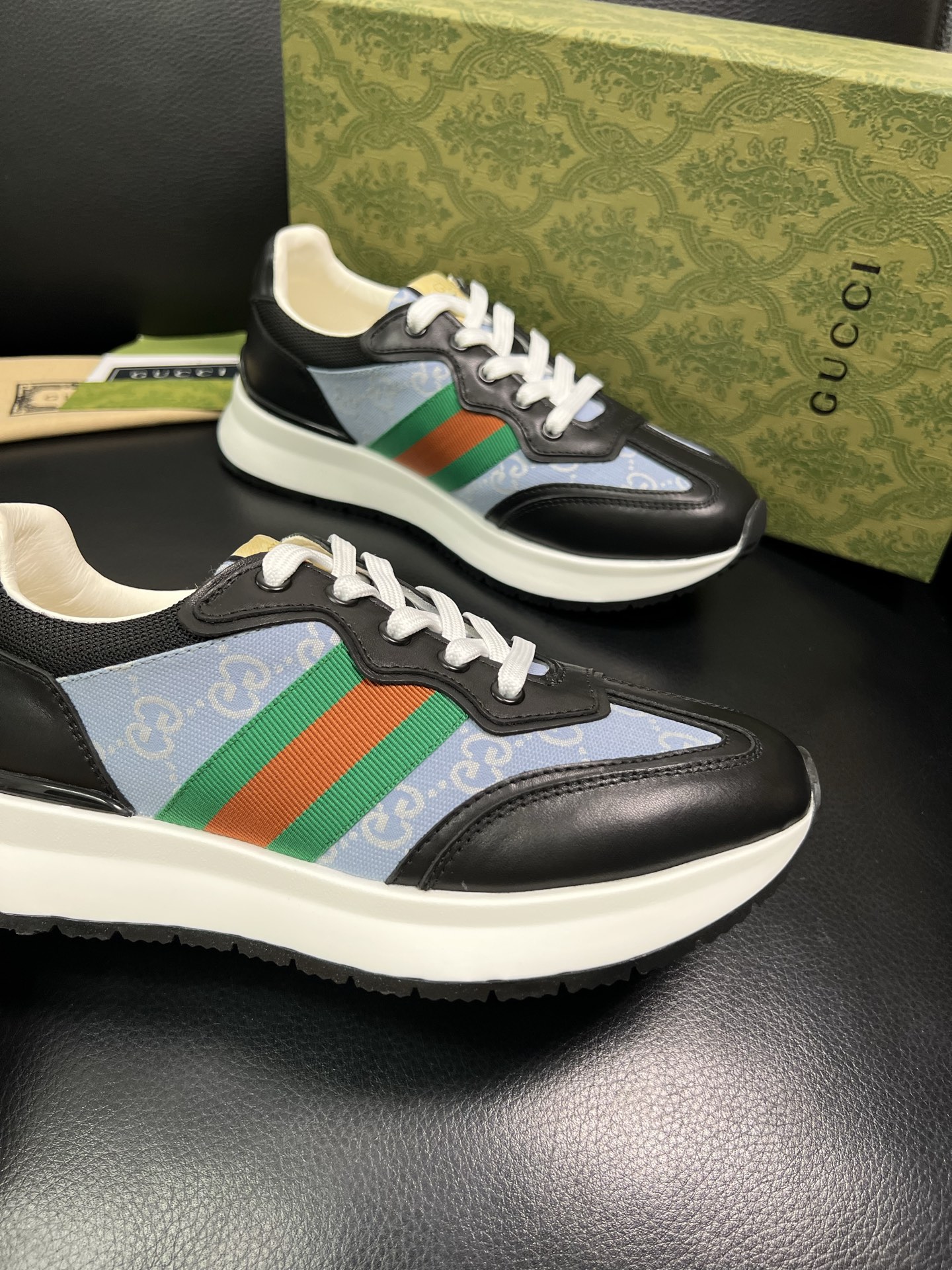 Gucci 顶级代购 古奇专柜新款，原厂配置意大利进口牛皮搭配印花布面料，进口牛皮内里垫，透气舒适，鞋底