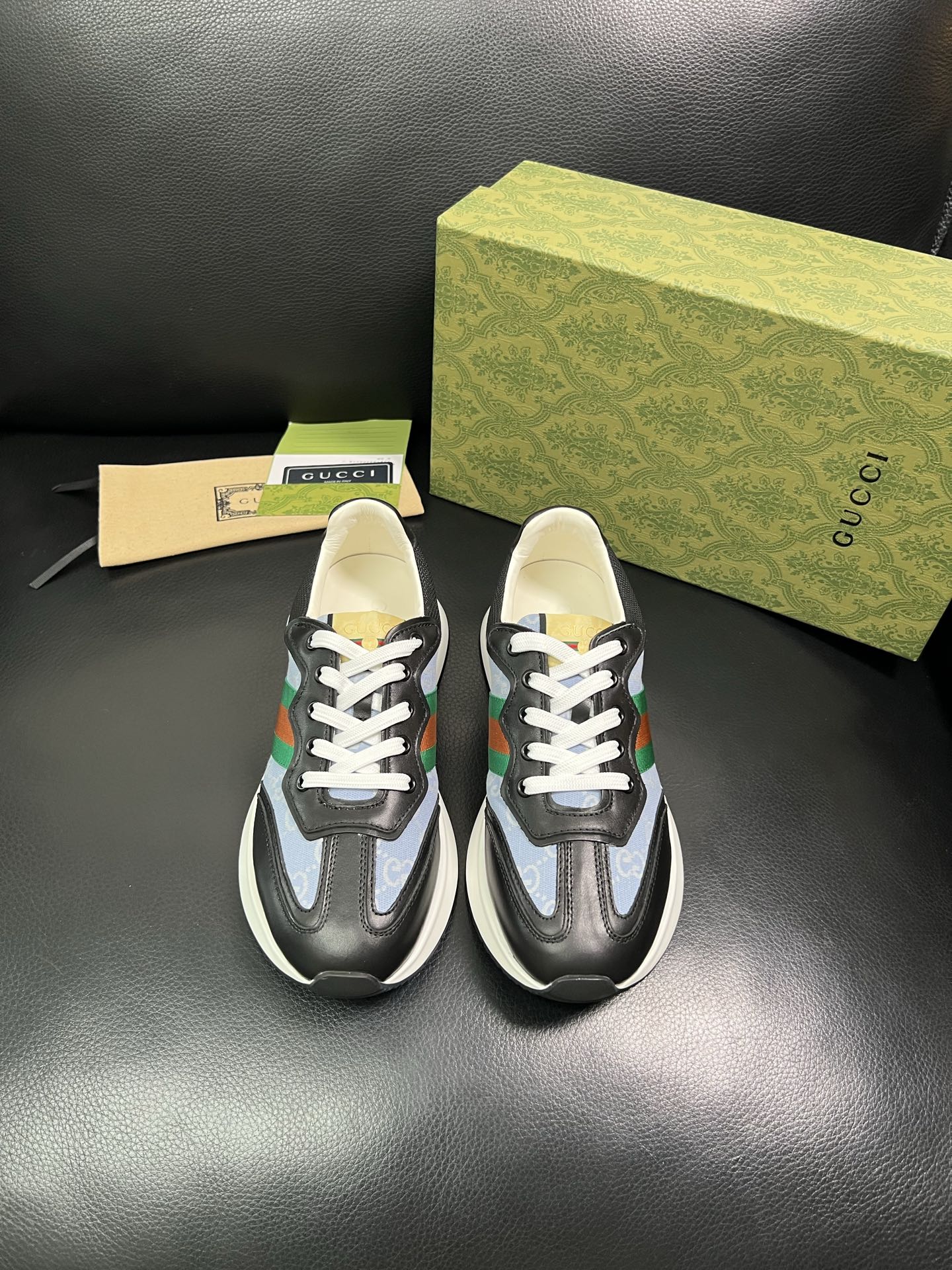 Gucci 顶级代购 古奇专柜新款，原厂配置意大利进口牛皮搭配印花布面料，进口牛皮内里垫，透气舒适，鞋底