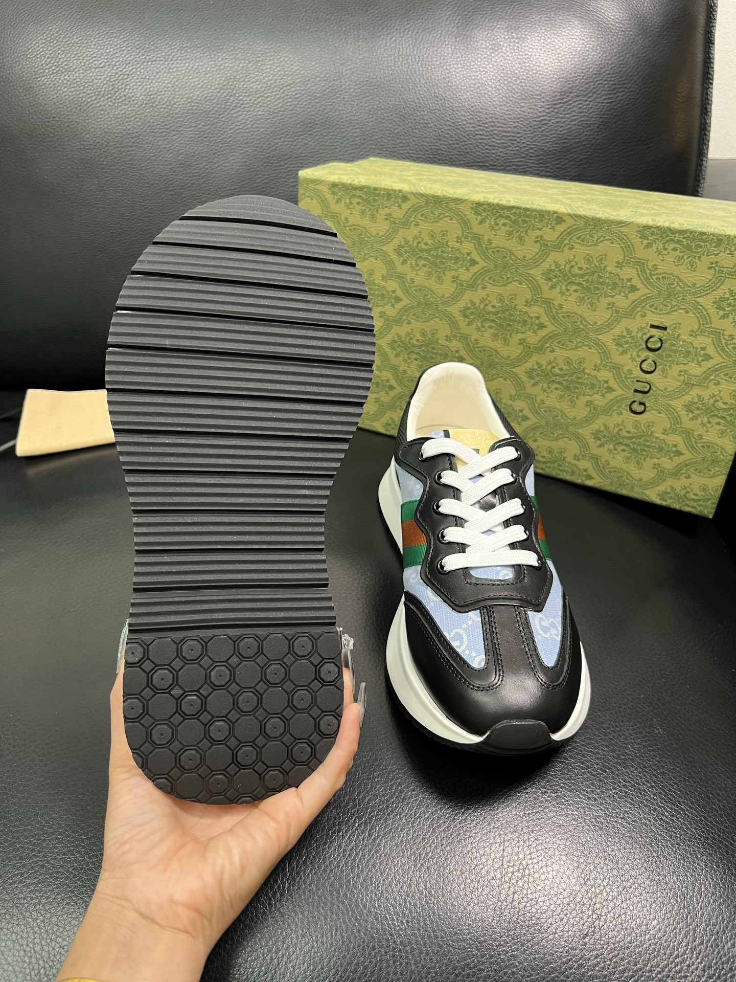 Gucci 顶级代购 古奇专柜新款，原厂配置意大利进口牛皮搭配印花布面料，进口牛皮内里垫，透气舒适，鞋底