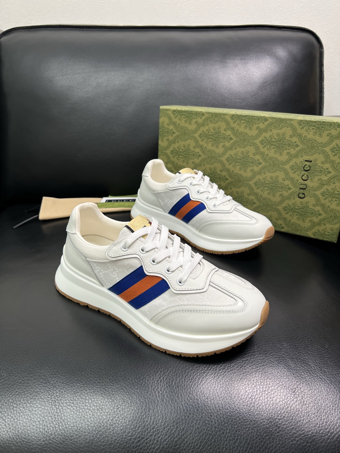 Gucci 顶级代购 古奇专柜新款，原厂配置意大利进口牛皮搭配印花布面料，进口牛皮内里垫，透气舒适，鞋底
