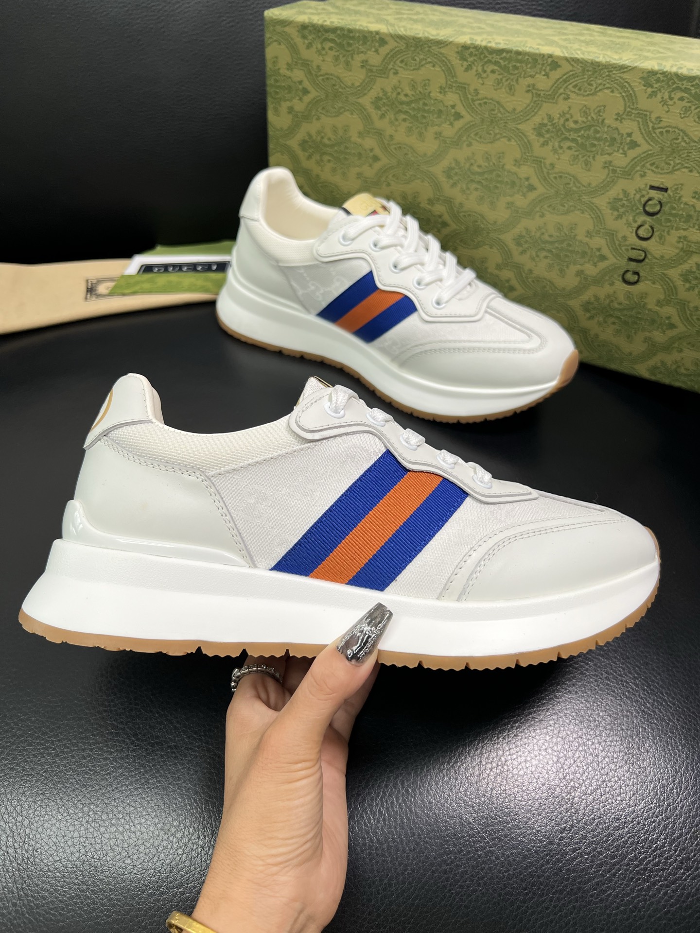 Gucci 顶级代购 古奇专柜新款，原厂配置意大利进口牛皮搭配印花布面料，进口牛皮内里垫，透气舒适，鞋底
