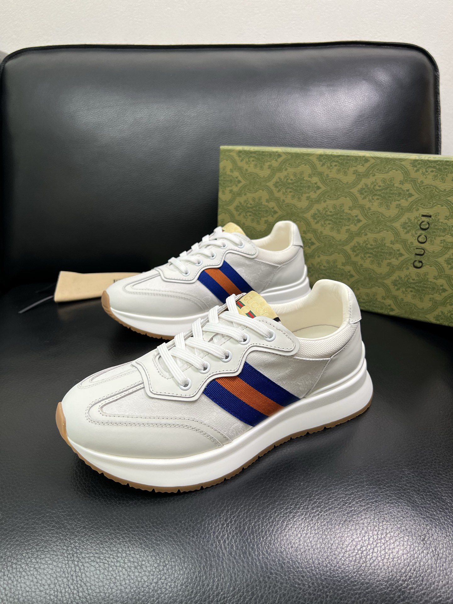 Gucci 顶级代购 古奇专柜新款，原厂配置意大利进口牛皮搭配印花布面料，进口牛皮内里垫，透气舒适，鞋底