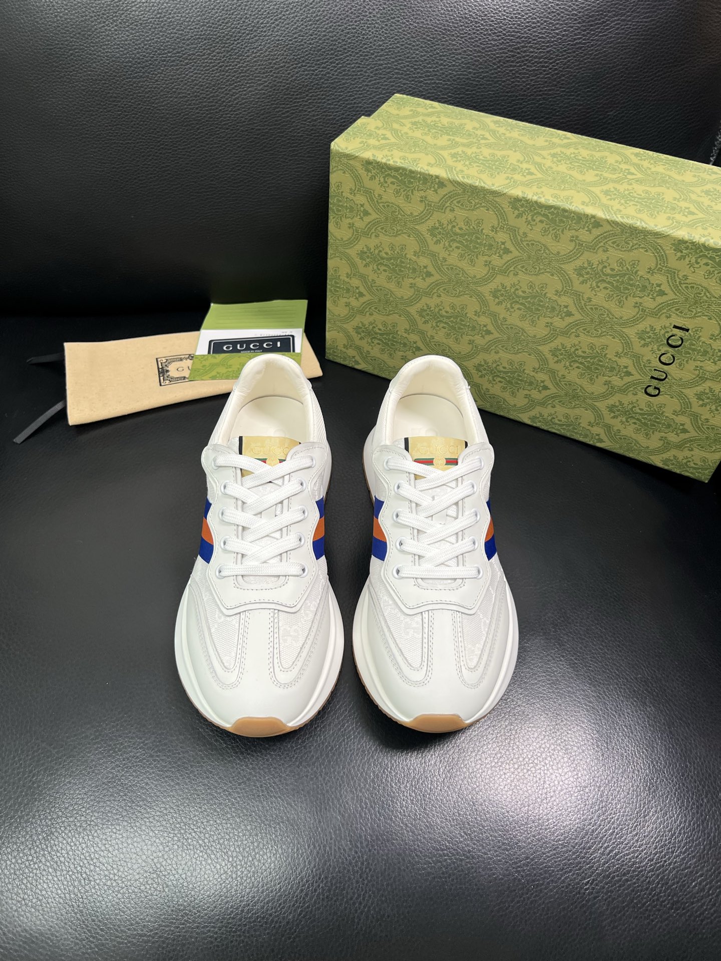Gucci 顶级代购 古奇专柜新款，原厂配置意大利进口牛皮搭配印花布面料，进口牛皮内里垫，透气舒适，鞋底
