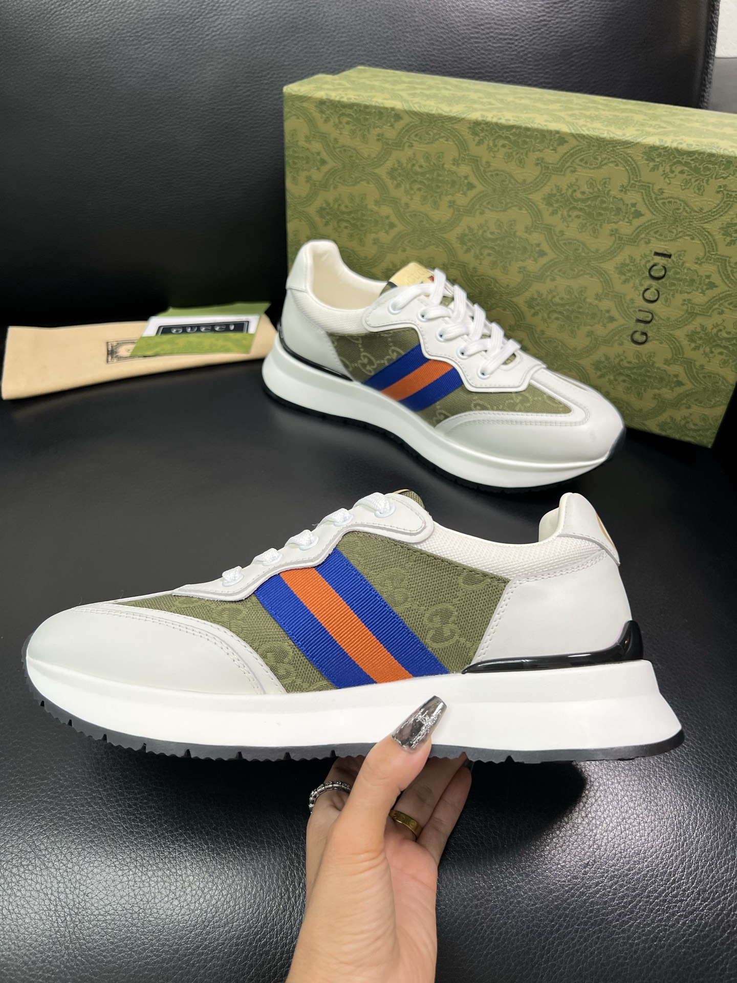 Gucci 顶级代购 古奇专柜新款，原厂配置意大利进口牛皮搭配印花布面料，进口牛皮内里垫，透气舒适，鞋底