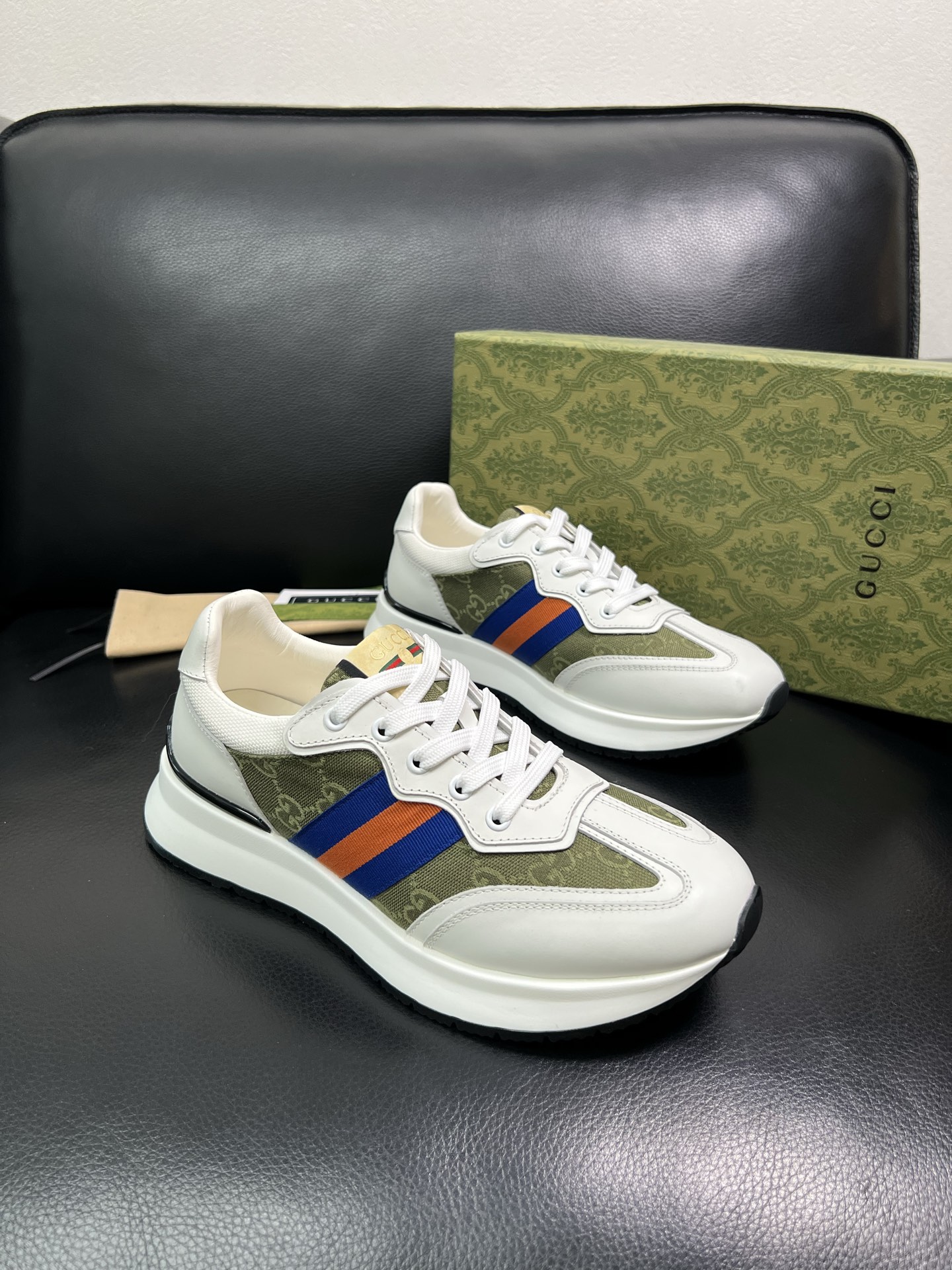 Gucci 顶级代购 古奇专柜新款，原厂配置意大利进口牛皮搭配印花布面料，进口牛皮内里垫，透气舒适，鞋底
