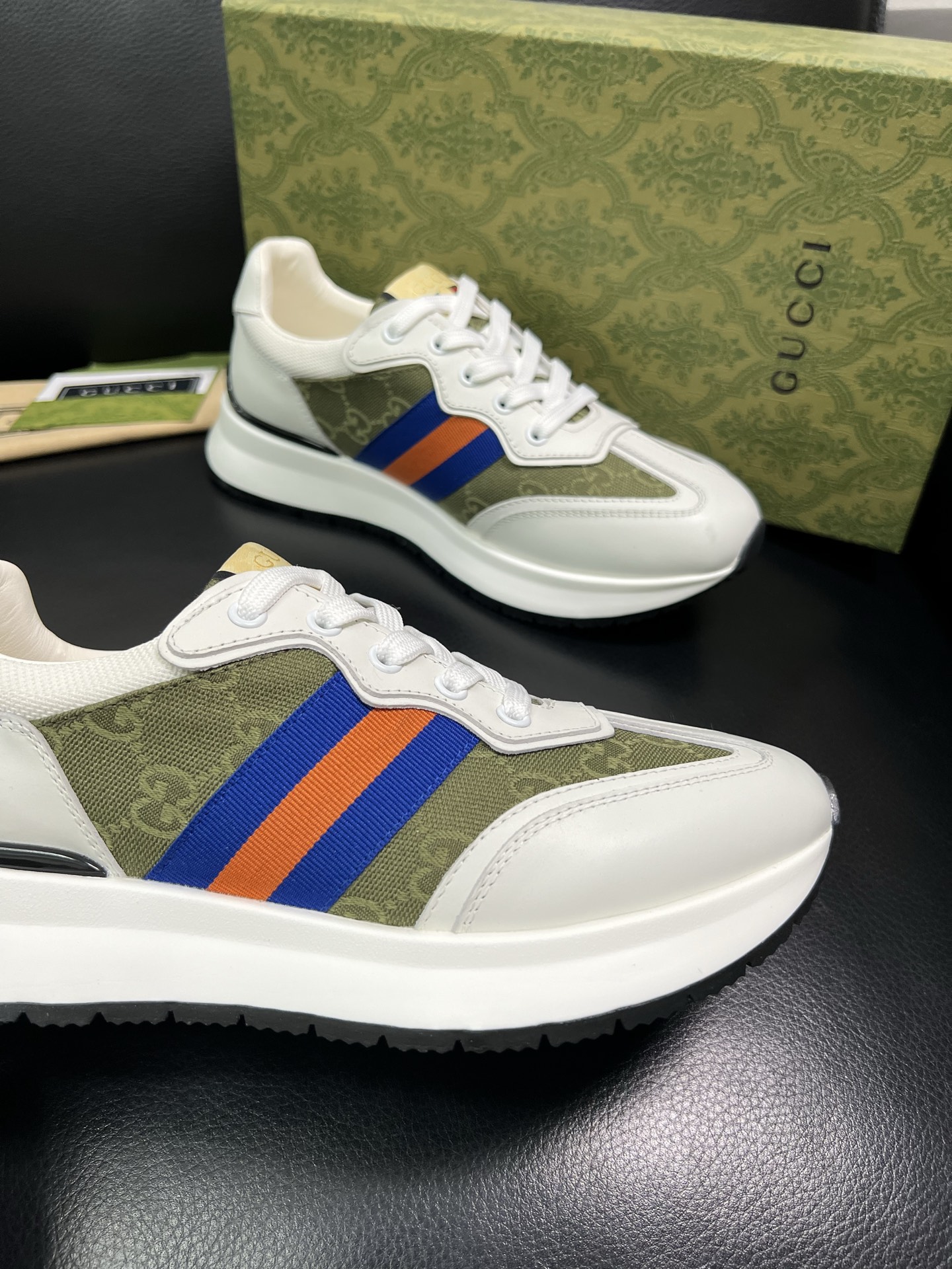 Gucci 顶级代购 古奇专柜新款，原厂配置意大利进口牛皮搭配印花布面料，进口牛皮内里垫，透气舒适，鞋底