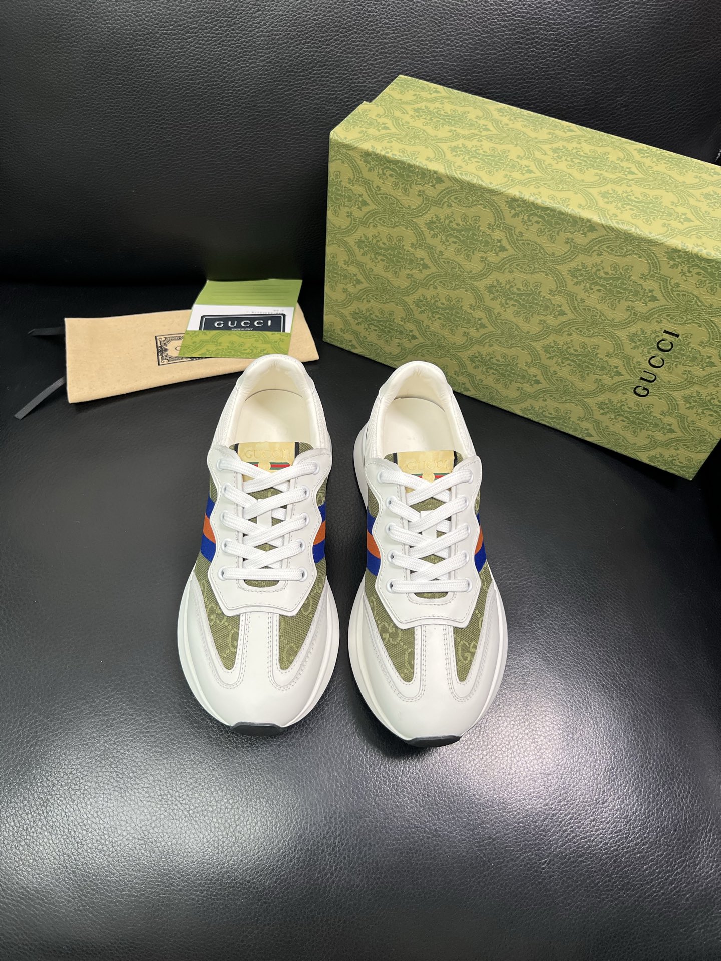 Gucci 顶级代购 古奇专柜新款，原厂配置意大利进口牛皮搭配印花布面料，进口牛皮内里垫，透气舒适，鞋底