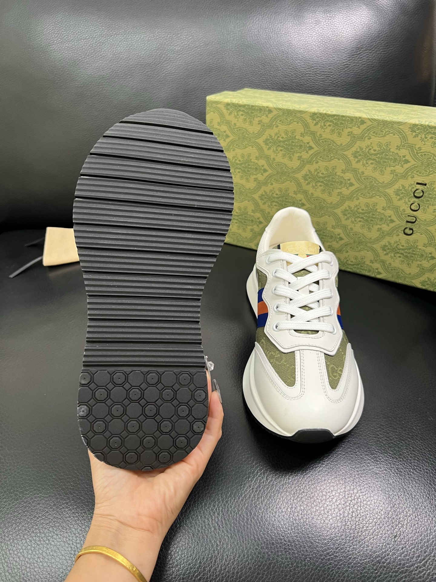 Gucci 顶级代购 古奇专柜新款，原厂配置意大利进口牛皮搭配印花布面料，进口牛皮内里垫，透气舒适，鞋底