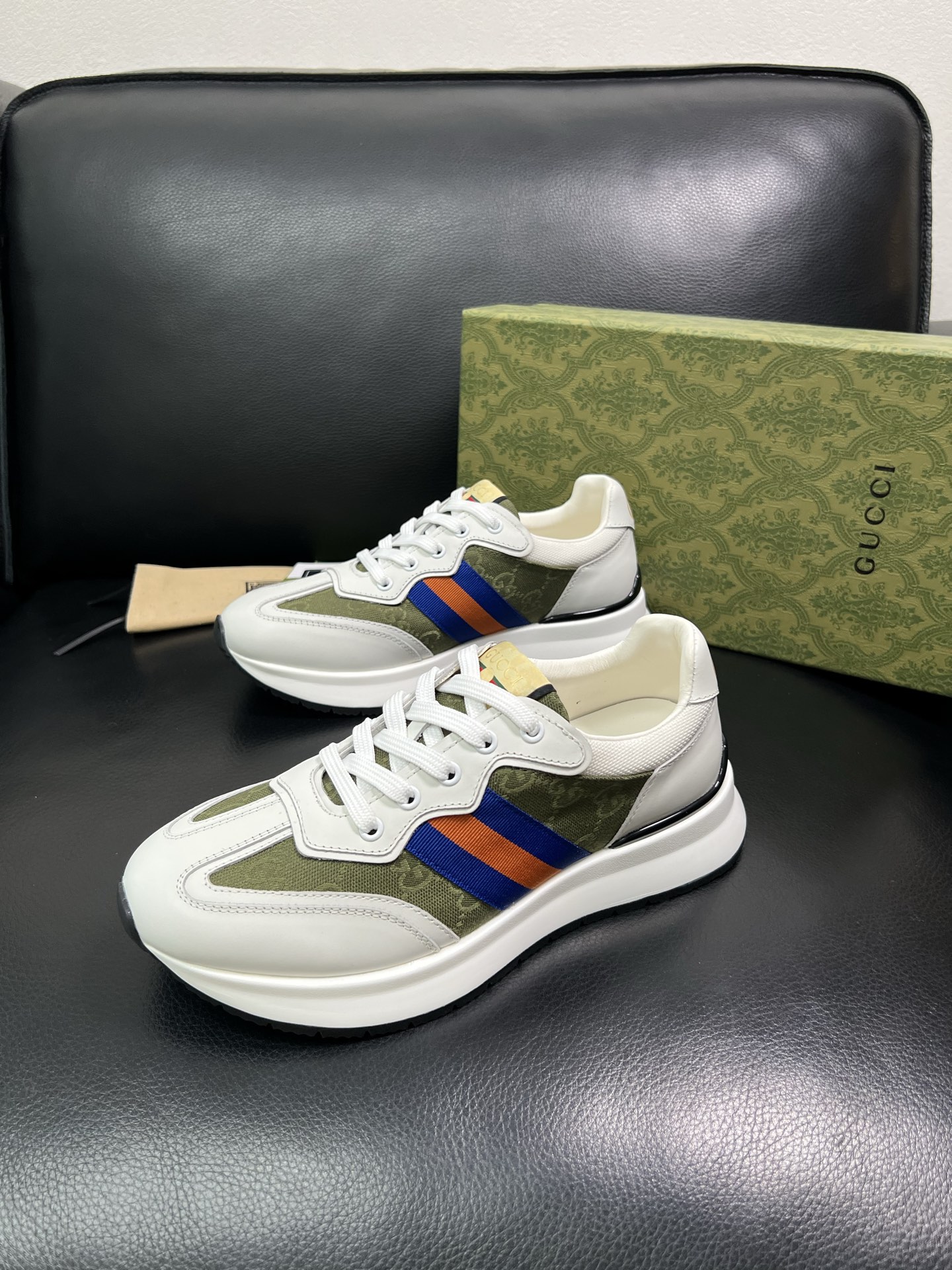 Gucci 顶级代购 古奇专柜新款，原厂配置意大利进口牛皮搭配印花布面料，进口牛皮内里垫，透气舒适，鞋底