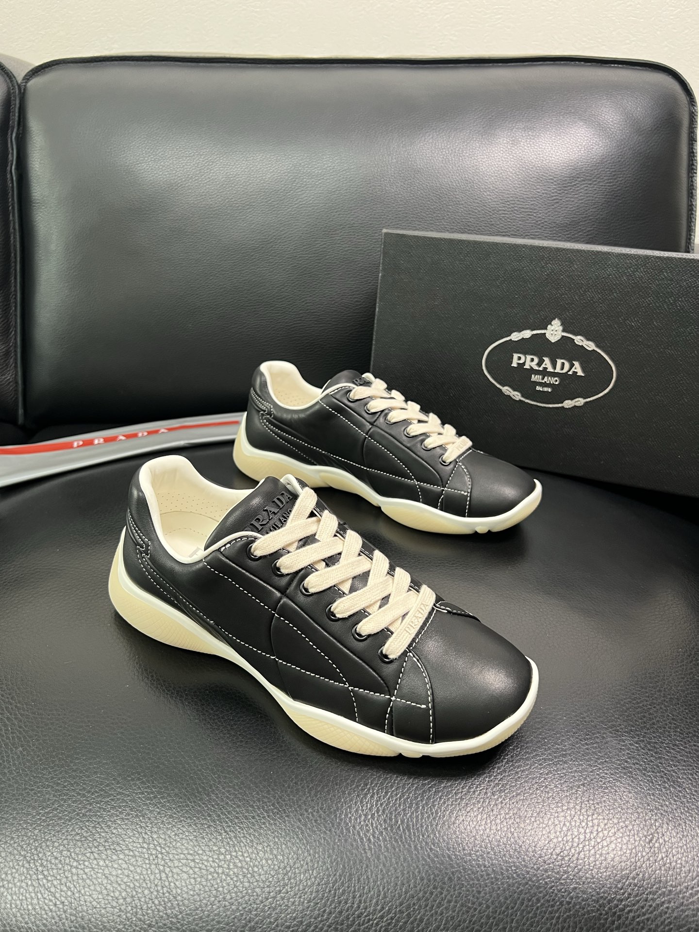 Prada 顶级代购 普拉达 专柜同款，原厂配置意大利进口牛皮拼网布面料，高品质复杂拼接工艺，进口牛皮内