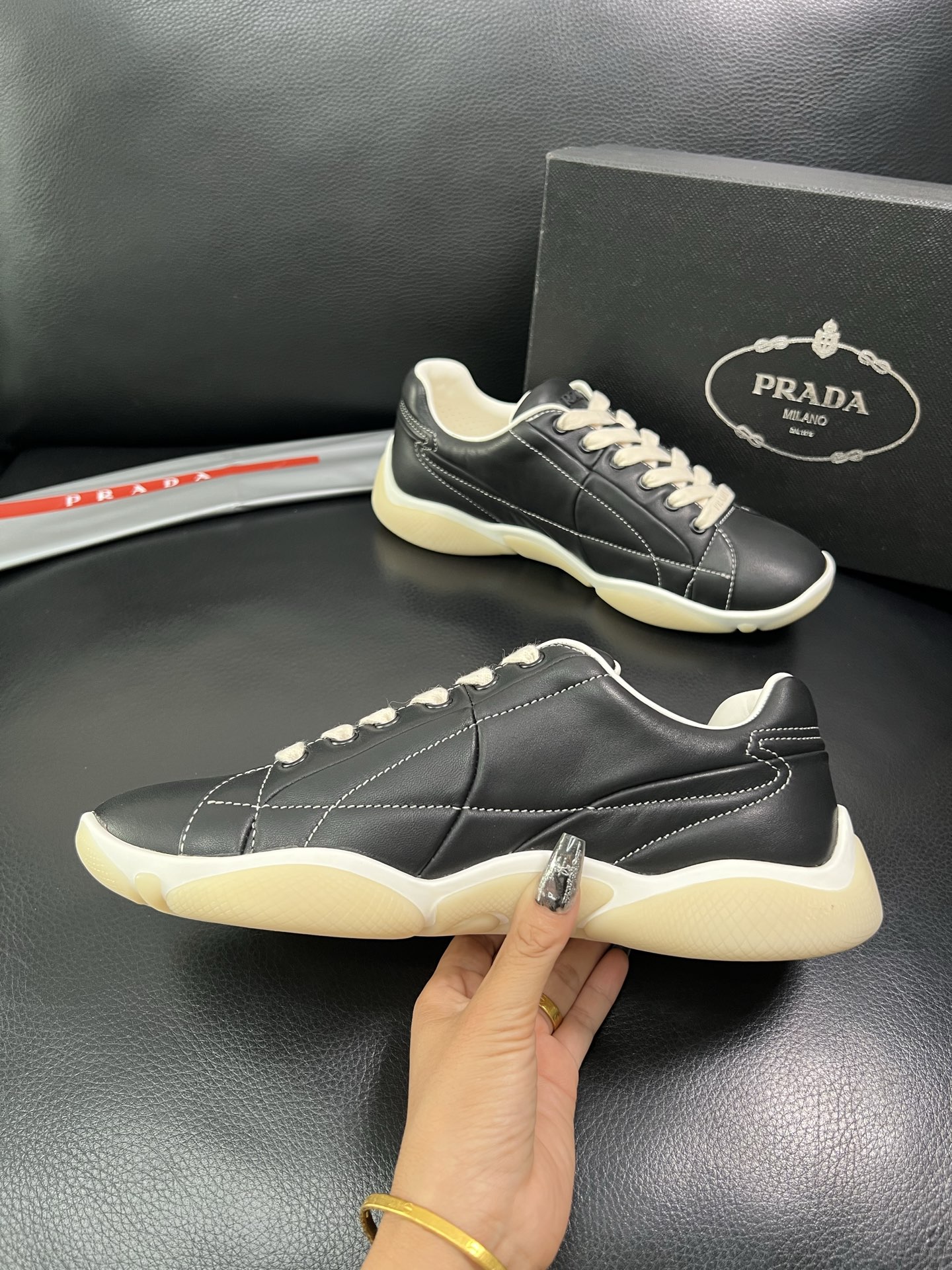 Prada 顶级代购 普拉达 专柜同款，原厂配置意大利进口牛皮拼网布面料，高品质复杂拼接工艺，进口牛皮内