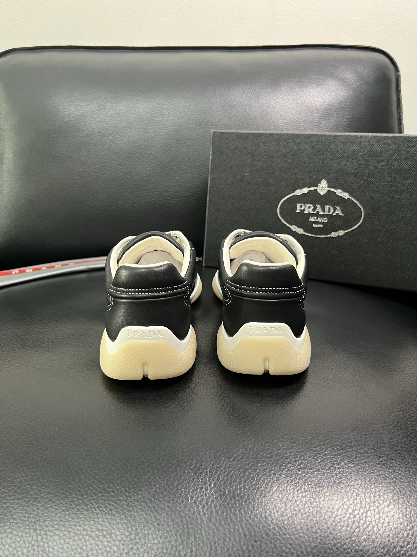 Prada 顶级代购 普拉达 专柜同款，原厂配置意大利进口牛皮拼网布面料，高品质复杂拼接工艺，进口牛皮内