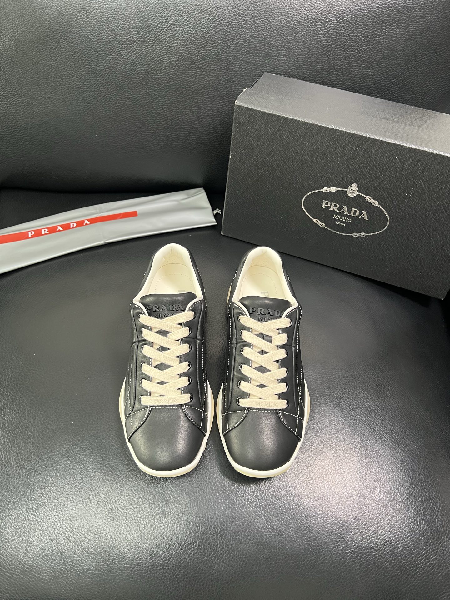 Prada 顶级代购 普拉达 专柜同款，原厂配置意大利进口牛皮拼网布面料，高品质复杂拼接工艺，进口牛皮内