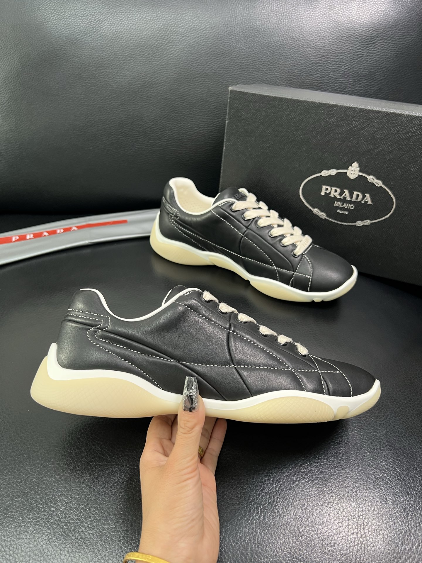 Prada 顶级代购 普拉达 专柜同款，原厂配置意大利进口牛皮拼网布面料，高品质复杂拼接工艺，进口牛皮内