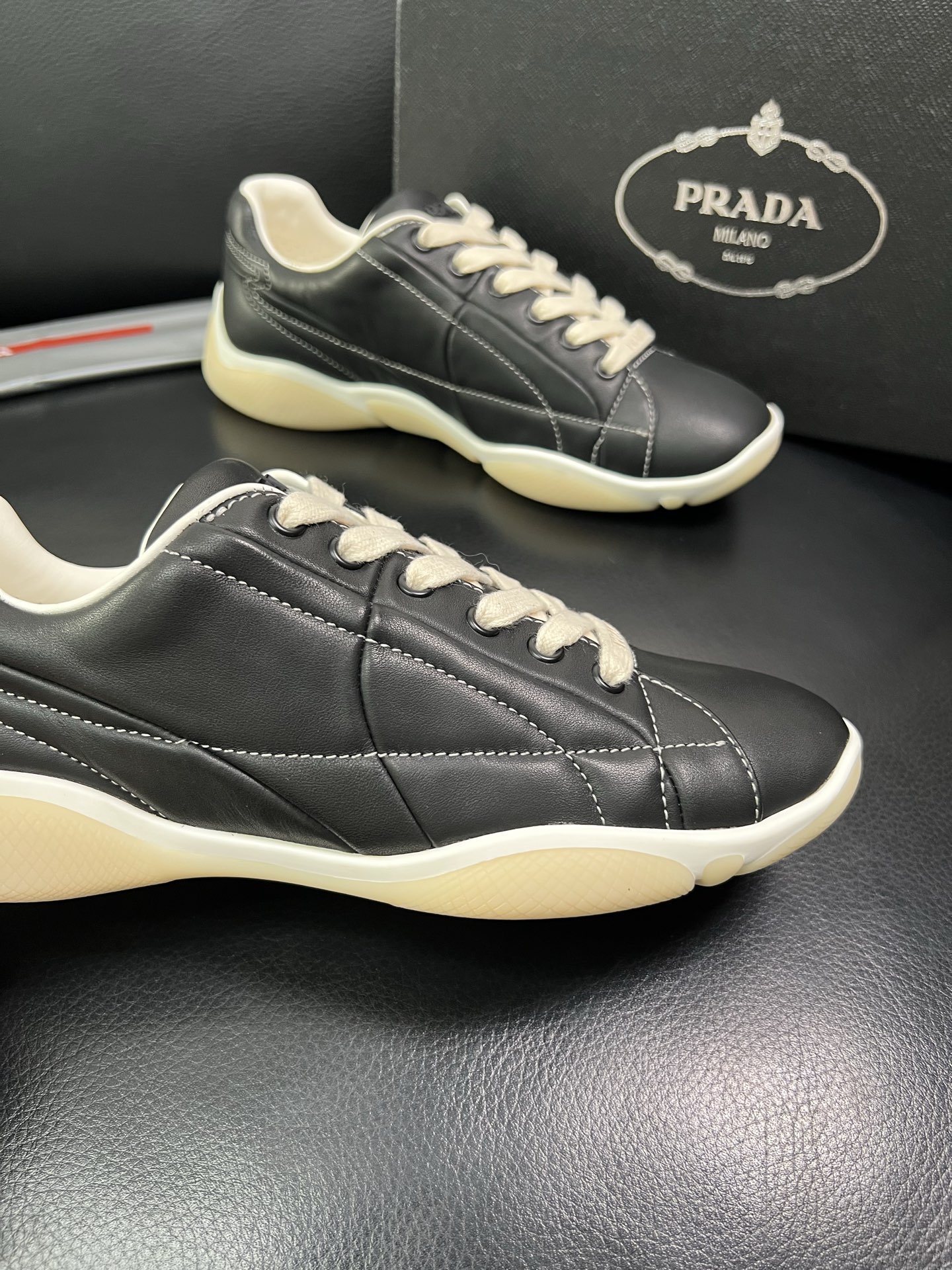 Prada 顶级代购 普拉达 专柜同款，原厂配置意大利进口牛皮拼网布面料，高品质复杂拼接工艺，进口牛皮内