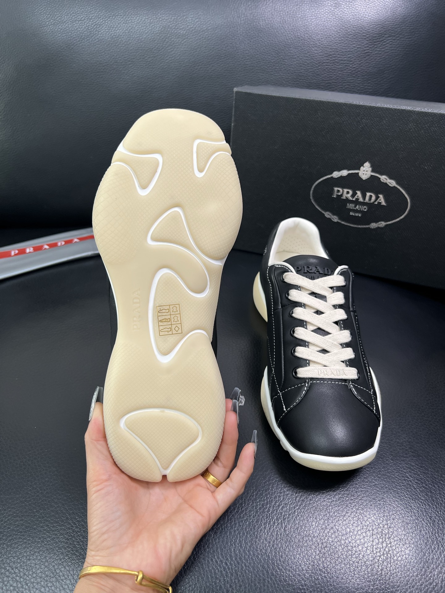 Prada 顶级代购 普拉达 专柜同款，原厂配置意大利进口牛皮拼网布面料，高品质复杂拼接工艺，进口牛皮内