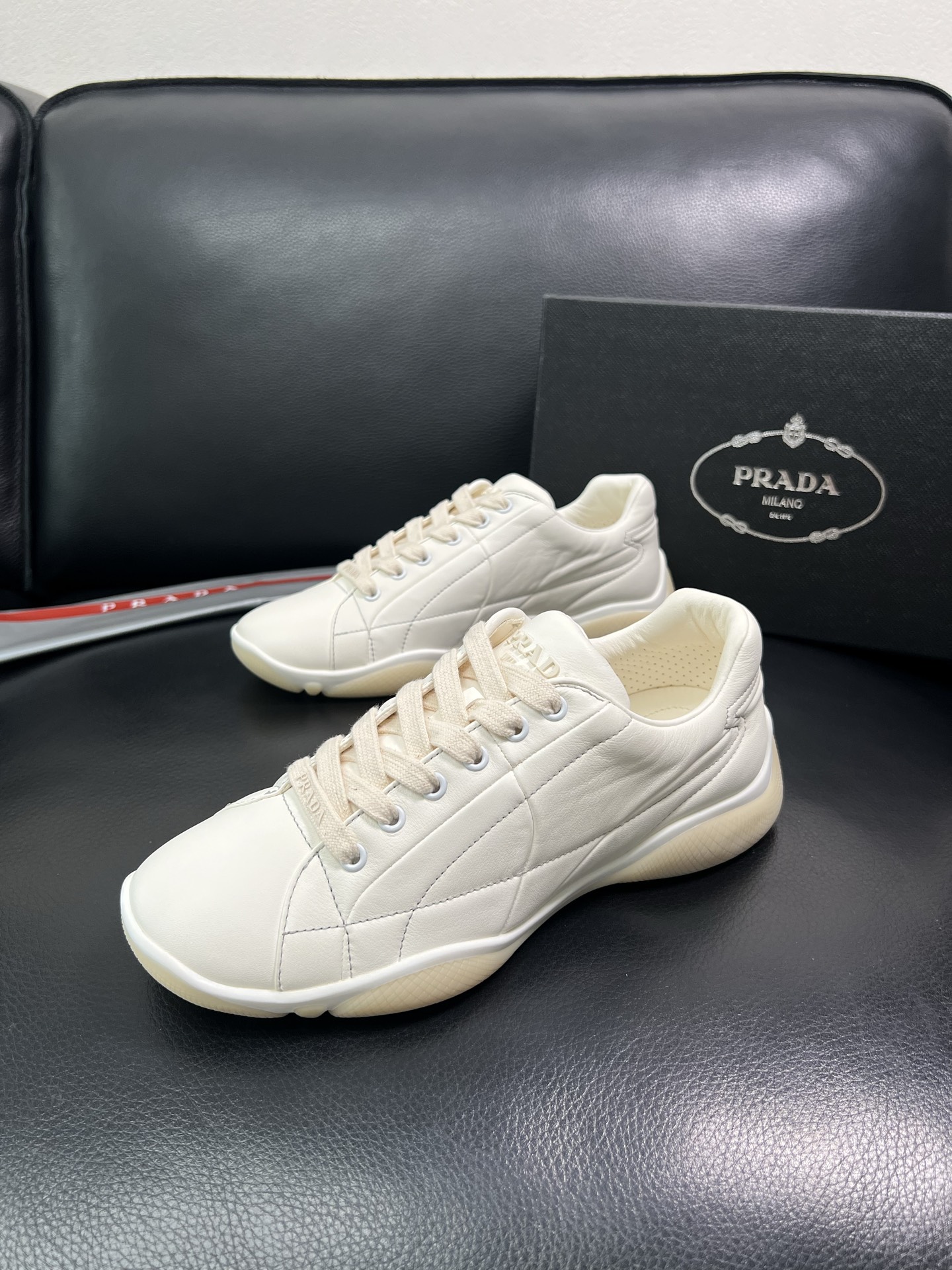Prada 顶级代购 普拉达 专柜同款，原厂配置意大利进口牛皮拼网布面料，高品质复杂拼接工艺，进口牛皮内