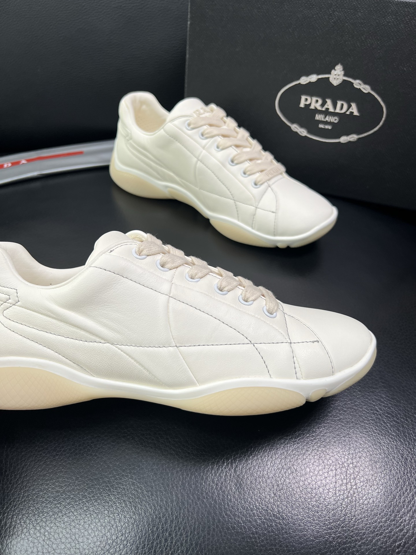 Prada 顶级代购 普拉达 专柜同款，原厂配置意大利进口牛皮拼网布面料，高品质复杂拼接工艺，进口牛皮内