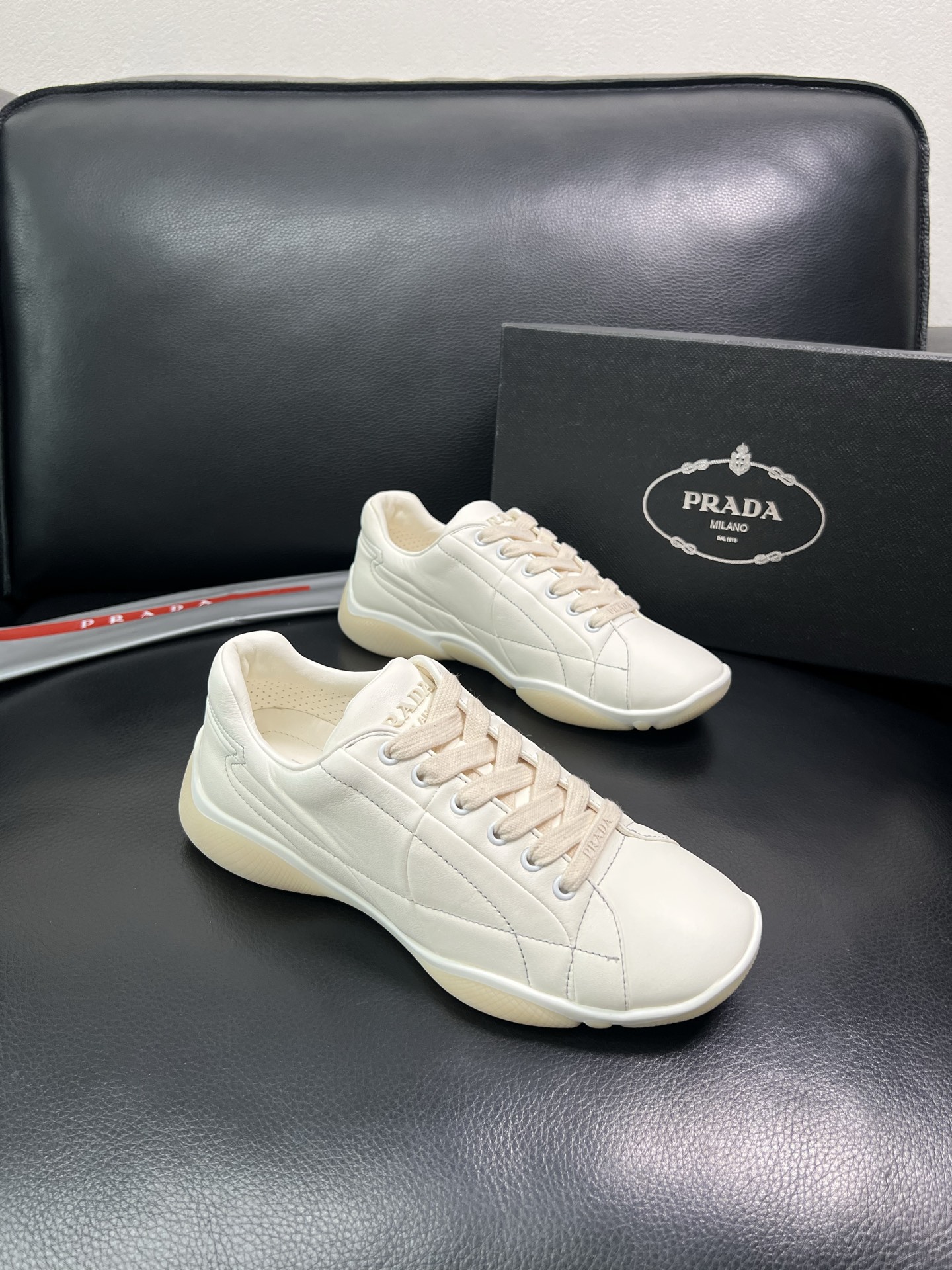 Prada 顶级代购 普拉达 专柜同款，原厂配置意大利进口牛皮拼网布面料，高品质复杂拼接工艺，进口牛皮内