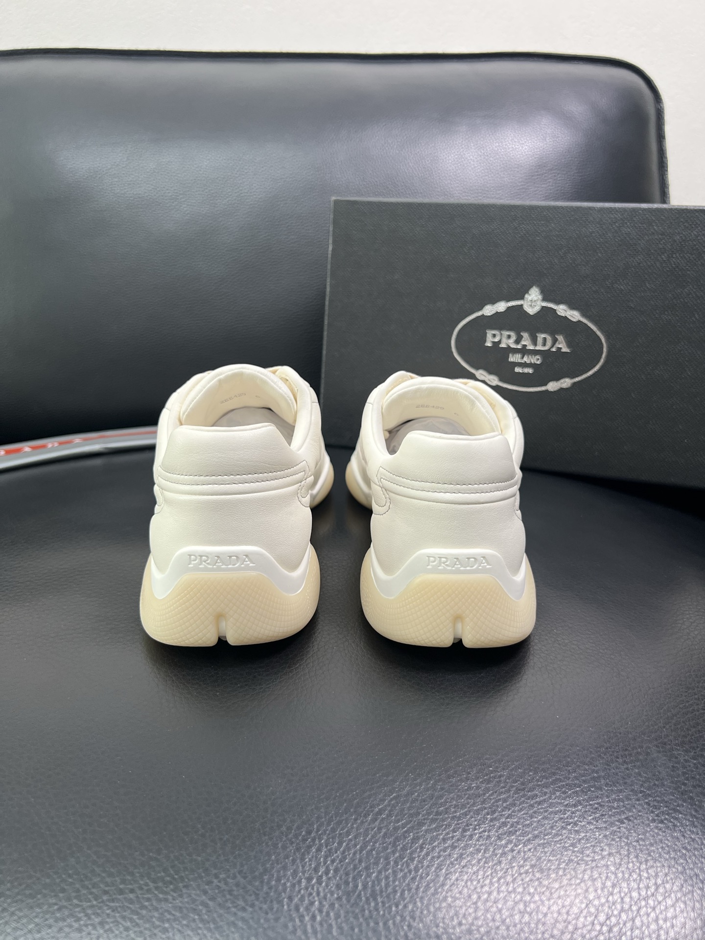 Prada 顶级代购 普拉达 专柜同款，原厂配置意大利进口牛皮拼网布面料，高品质复杂拼接工艺，进口牛皮内