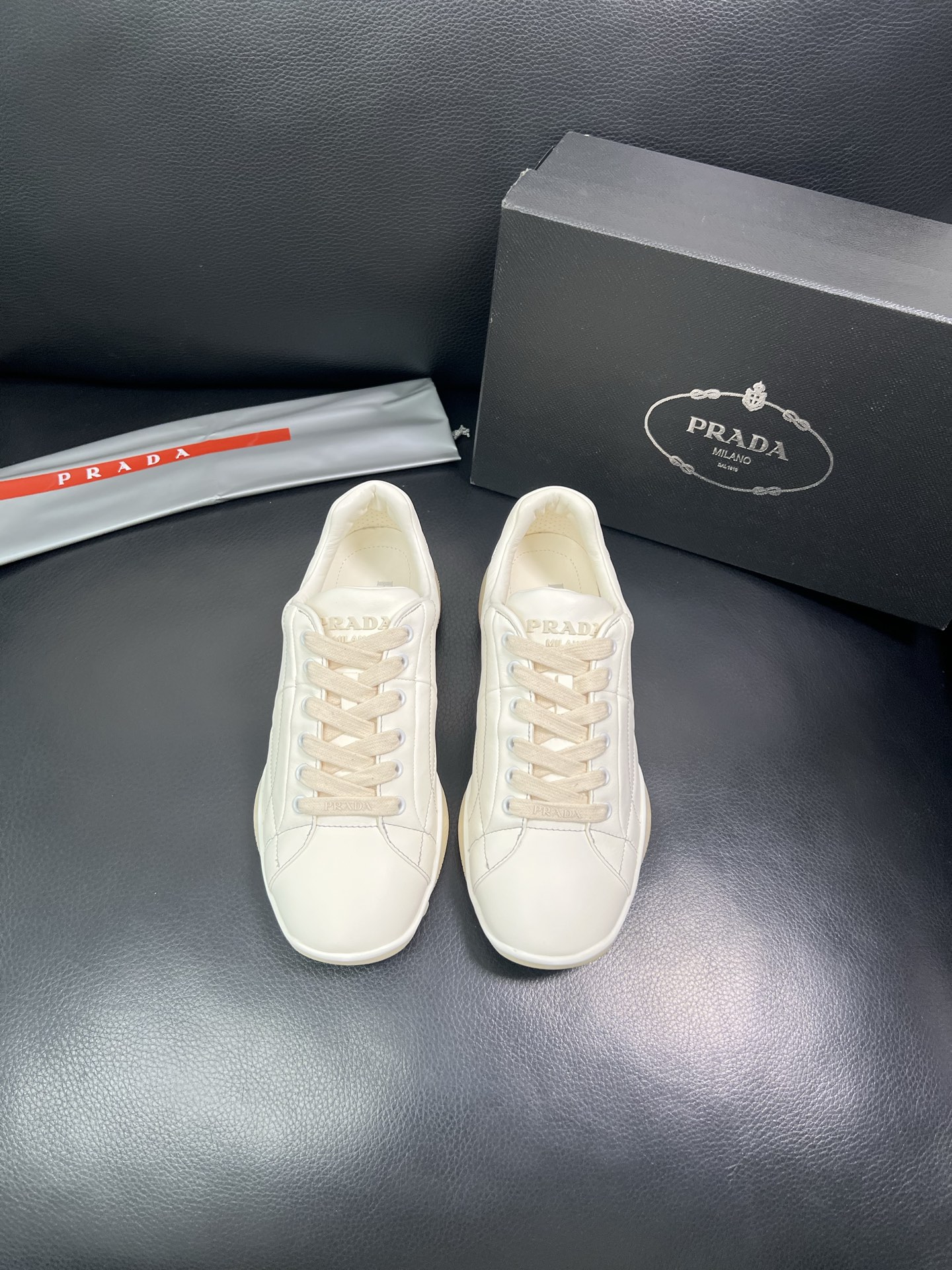 Prada 顶级代购 普拉达 专柜同款，原厂配置意大利进口牛皮拼网布面料，高品质复杂拼接工艺，进口牛皮内
