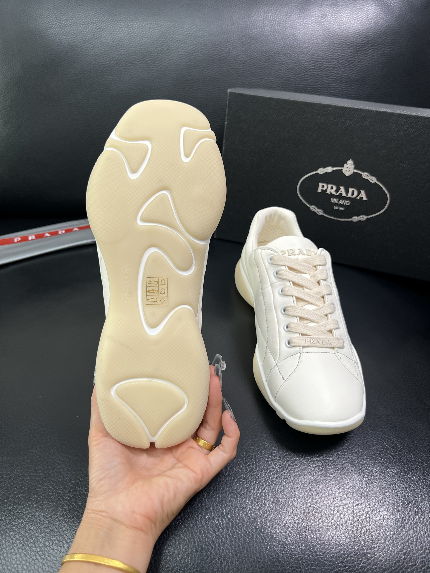 Prada 顶级代购 普拉达 专柜同款，原厂配置意大利进口牛皮拼网布面料，高品质复杂拼接工艺，进口牛皮内